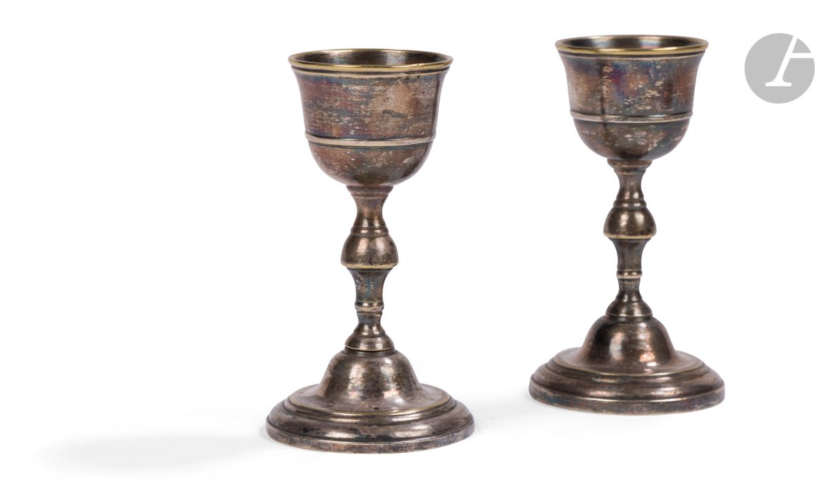 FRANCE 18th century
Pair of plated metal egg cups, baluster shape, resting on a circular base.
Height: 10.5 cm - base diameter: 5.8 cm
Condition: old pewter restoration on the screw thread on the reverse side