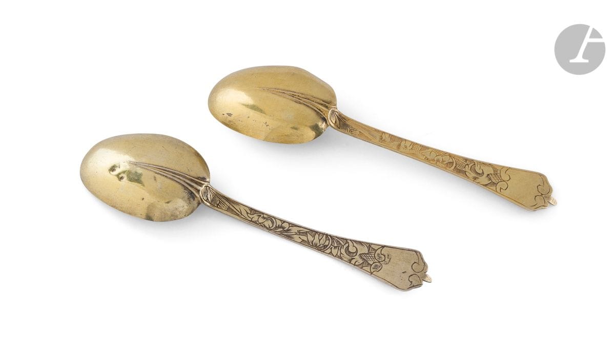 PARIS 1684-1687
Paire de cuillers à moka en vermeil, modèle queue de rat, à spatule trilobée, gravée de motifs feuillagés et fleuris sur un fond hachuré. À la base de la spatule un médaillon est laissé libre de gravure.
Maître orfèvre illisible
Poids : 12 g - longueur : 10,4 cm