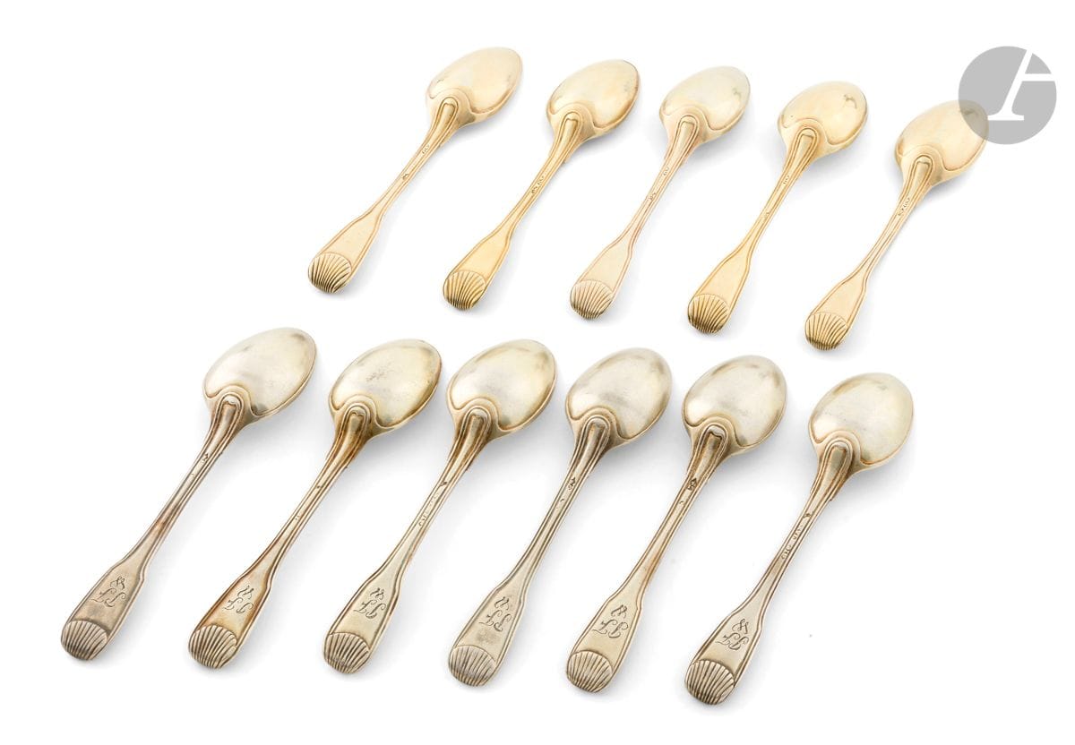 STRASBOURG XVIIIe siècle
Six cuillers en vermeil, modèle filet coquille à cuilleron bordé, Strasbourg 1754, maître orfèvre illisible. On y joint cinq cuillers en argent, de même modèle, poinçons illisibles. L'ensemble est gravé sur la spatule P F W.
Poids : 315 g - longueur : 13,7 cm