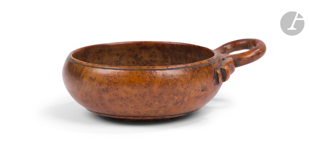 *FRANCE XVIIIe siècle
Tasse à vin/tassou en loupe d'amboine daté au revers 1768 et 1782, anse sculptée sur pièce figurant un anneau prolongé d'enroulements.
État : fente à l'anneau rebouchée
