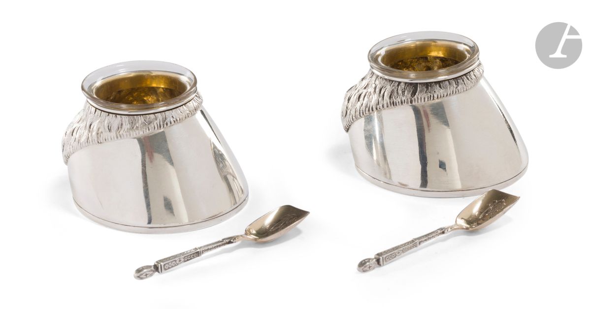 *LONDRES 1874-1875
Paire de salières en argent, l'intérieur en vermeil, complète de leur verre translucide figurant des sabots de cheval au naturel et de leurs fers.
Orfèvre : Edward STOCKWELL, revendeur JONES au 23 blvd des Capucines, Paris
On y joint une paire de pelles à sel poinçonnée à la minerve
Poids net : 136 g