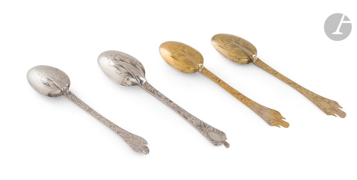 EUROPE XVIIe siècle
Lot composé de quatre cuillers à moka de modèles approchant en argent ou en vermeil, modèle queue de rat à spatules trilobées, gravées sur les deux faces de médaillons libres de gravure (excepté pour une gravée VS). 
Poinçons illisibles
Poids : d'une paire : 15 g - longueur : 10,7 cm, les deux autres : 19 g - longueurs : 11,5 cm et 10,8 cm