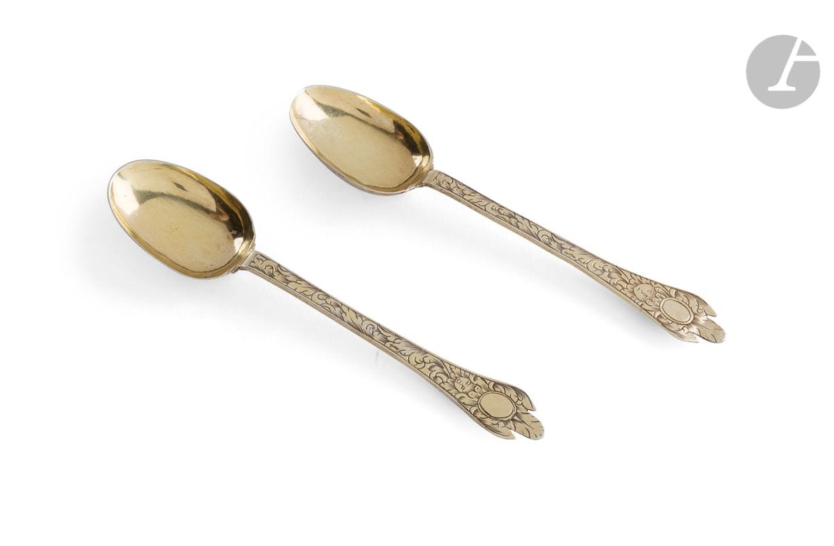 LONDRES VERS 1685
Paire de cuillers à moka en vermeil, modèle queue de rat, à spatule trilobée, gravées des deux côtés d'un visage de face, surmonté d'un écu sans gravure et de feuillages se prolongeant sur le cuilleron.
Maître orfèvre : Thomas TYSOE
Poids : 17 g - longueur : 10,8 cm