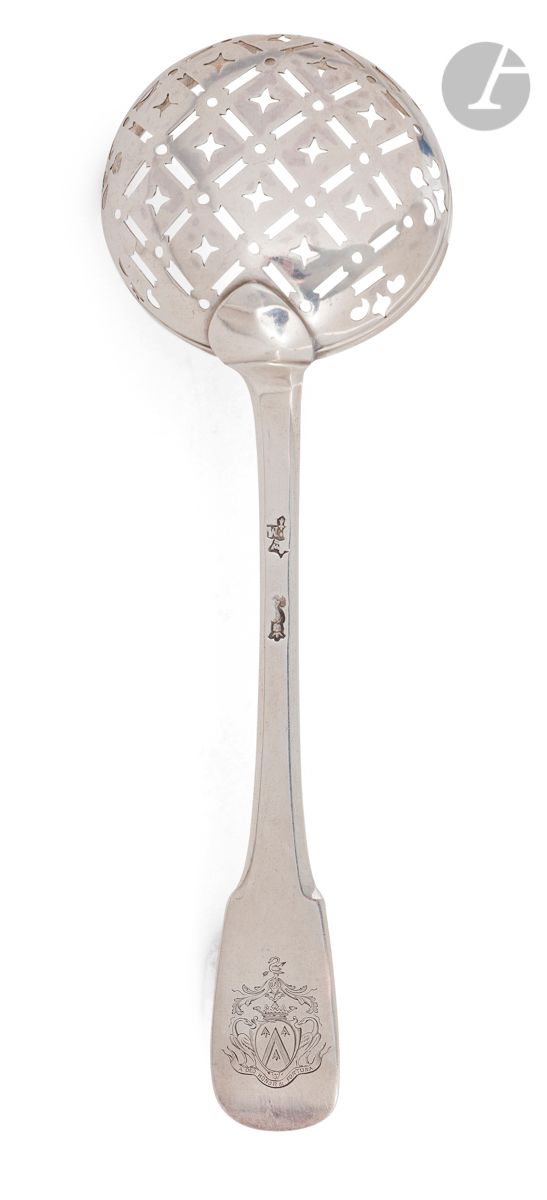 HENNEBONT - JURIDICTION DE LA MONNAIE DE NANTES - XVIIIe siècle
Petite cuiller à sucre en argent. Modèle uniplat, la spatule gravée d'armoiries sommées d'une couronne de marquis. Le cuilleron est repercé de losanges encadrés de points bordés de fleurs de lys. Devise en dessous des armoiries : " A deo Honor & Fortuna "
Maître orfèvre : attribué à Olivier de MONTALANT, reçu en 1737
Poids : 40 g - longueur : 15,7 cm