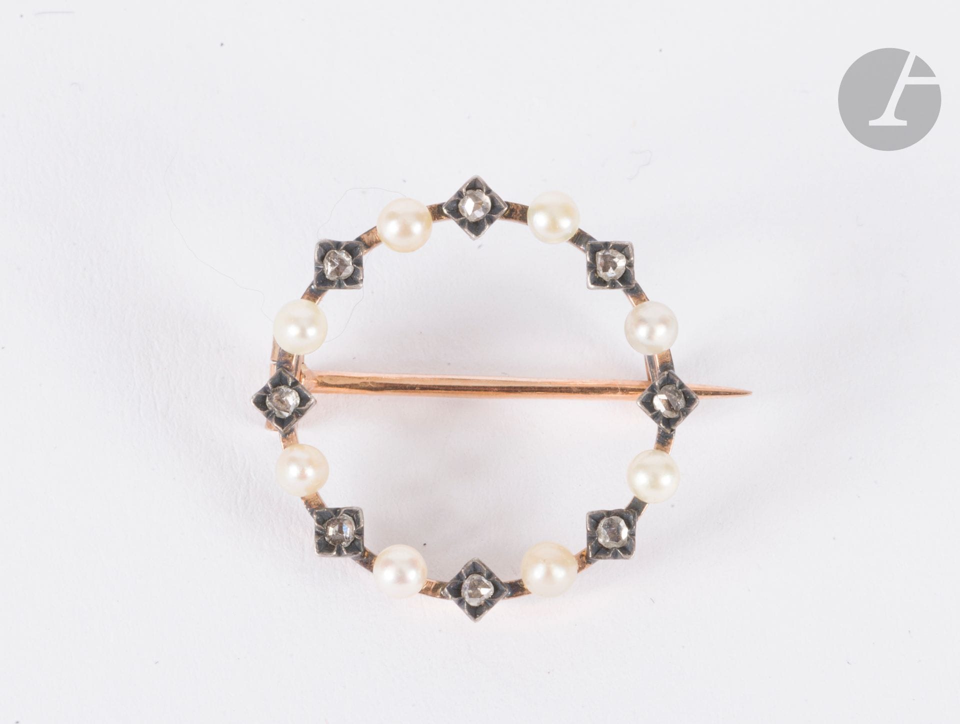 Brooch in 18K (750) gold, set with rose-cut diamonds set with button pearls. French work, late 19th century. Diameter: approx. 2 cm. Gross weight: 3 g