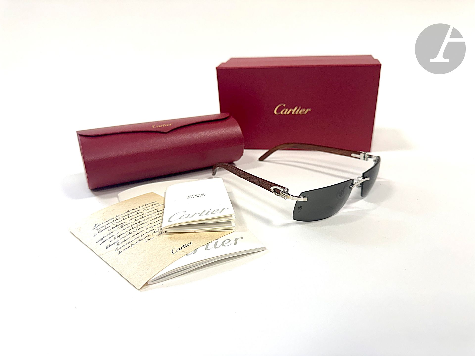 CARTIER - 2009 
Signature C - Série bois précieux
Paire de lunettes solaires à branches en bois siglé. Certificat, boîte et surboîte (très bel état)