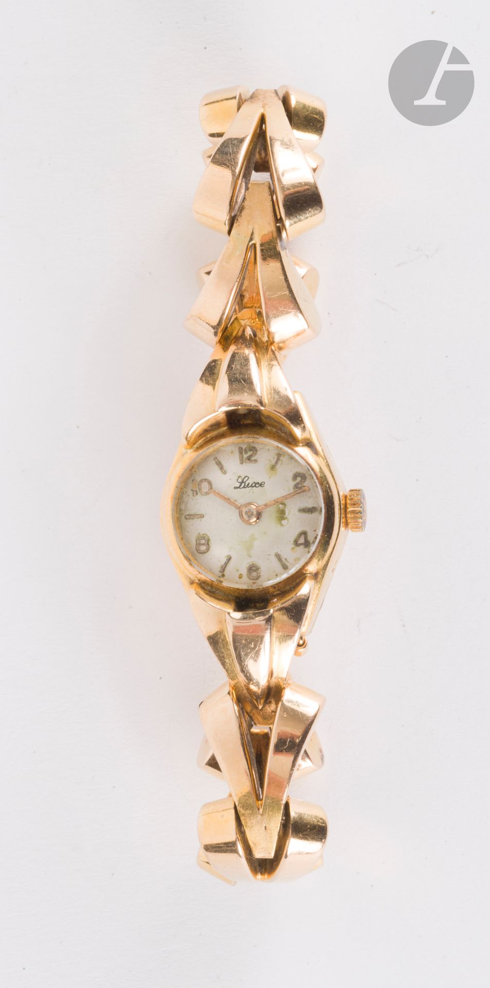 Montre de dame en or 18K (750), cadran rond, bracelet articulé en or 18K. Poids brut : 37,2 g (fonctionnement non garanti)