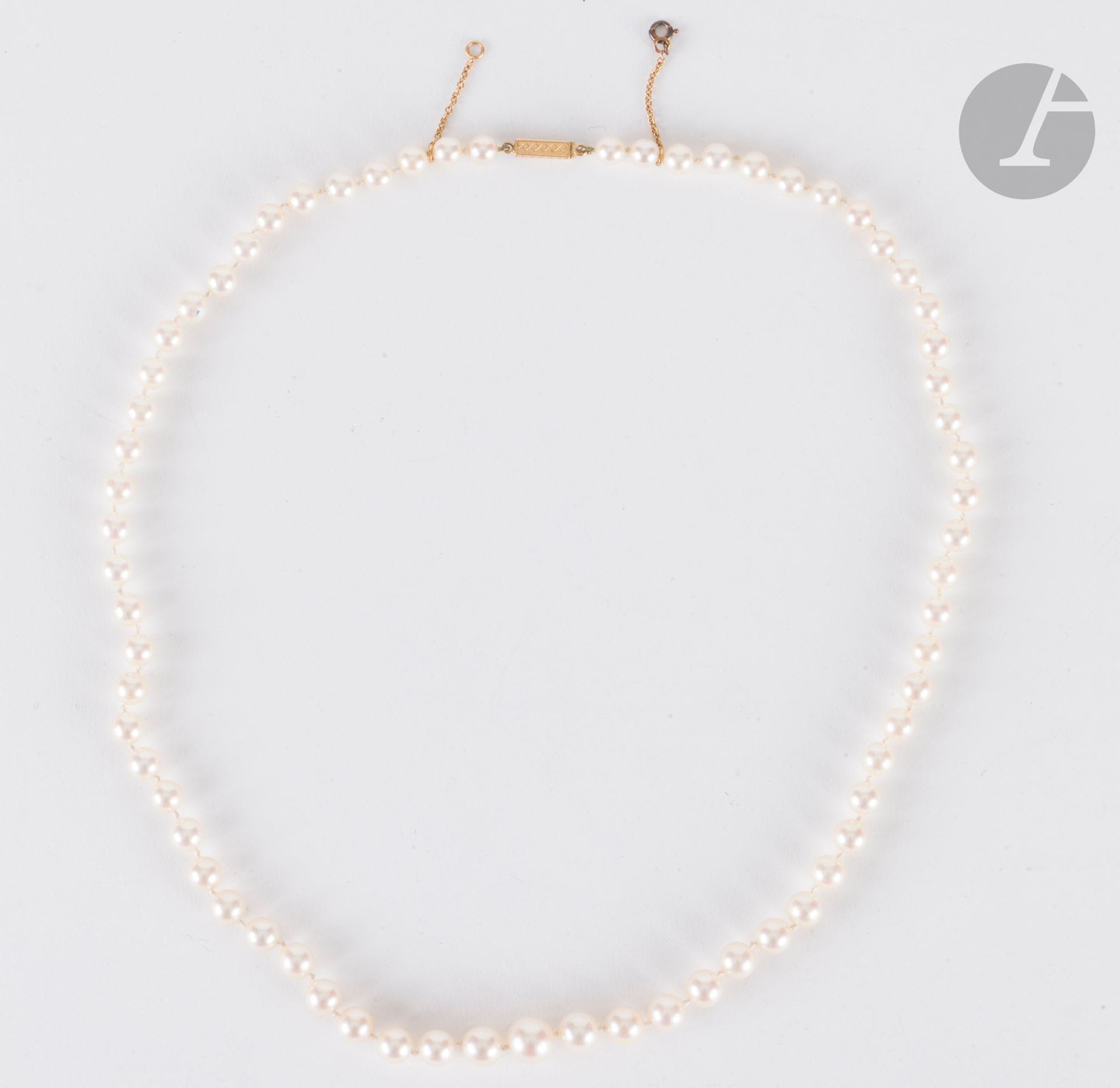 Collier de perles de culture en chute, fermoir en or 18K (750). Longueur : 48 cm environ. Poids brut : 22,2 g
