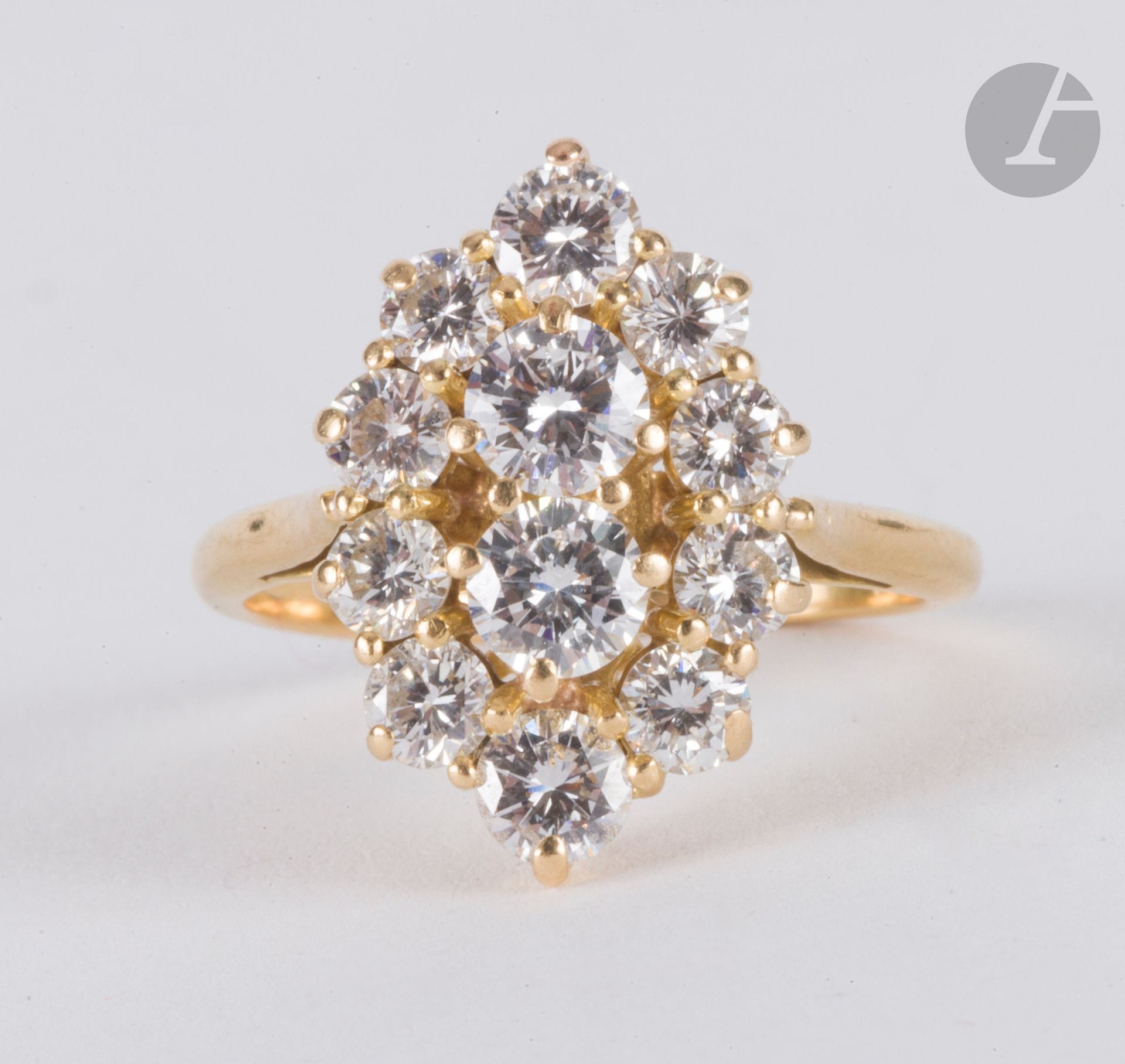 Bague marquise en or 18K (750), ornée de diamants ronds de taille brillant. Tour de doigt : 50. Poids brut : 3,9 g