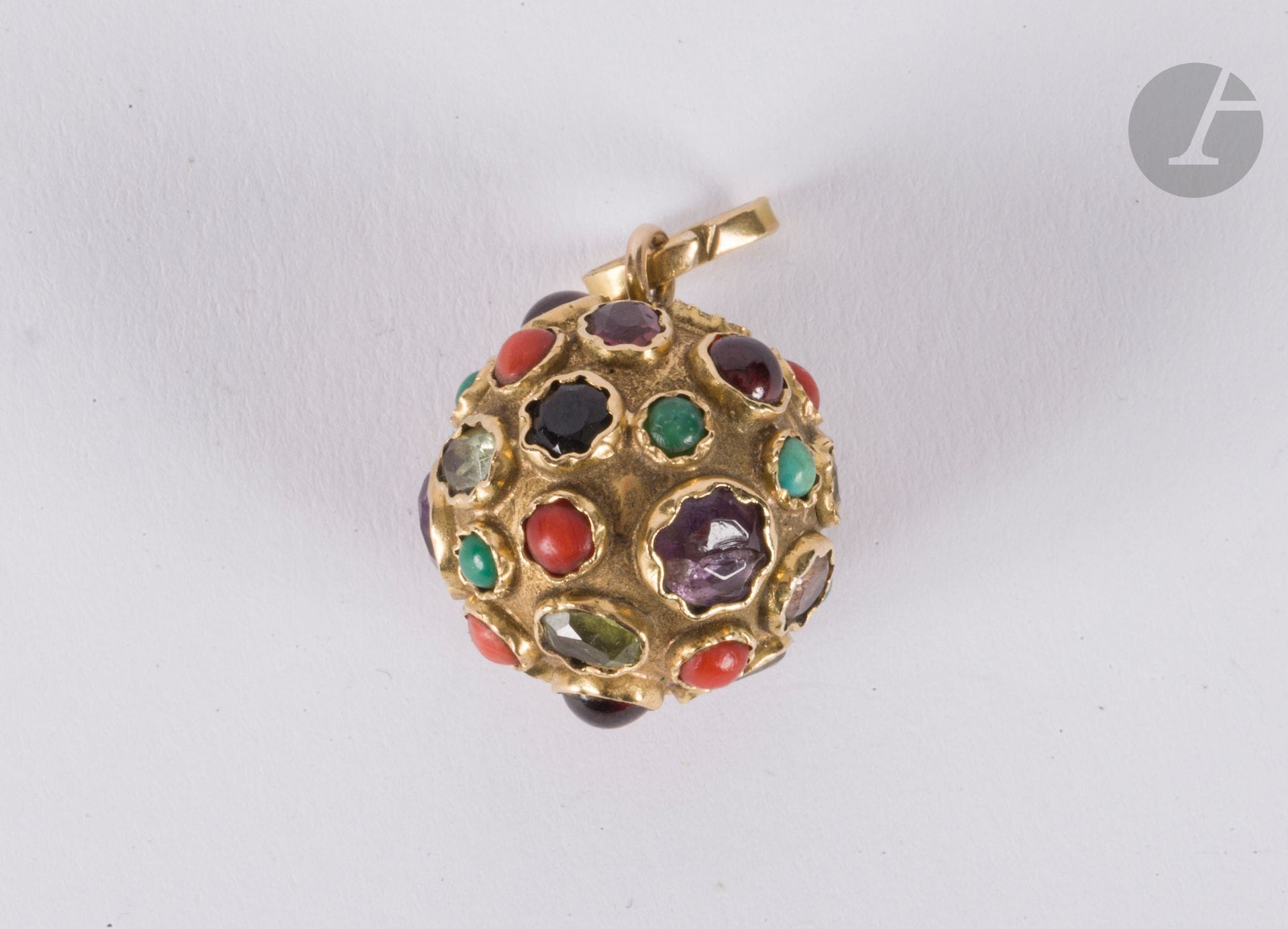 Pendentif sphérique en or 18K (750) serti de pierres de couleurs facettées et cabochons. Diamètre : 1,9 cm environ. Poids brut : 6,6 g (manque, chocs avec manques de matières)