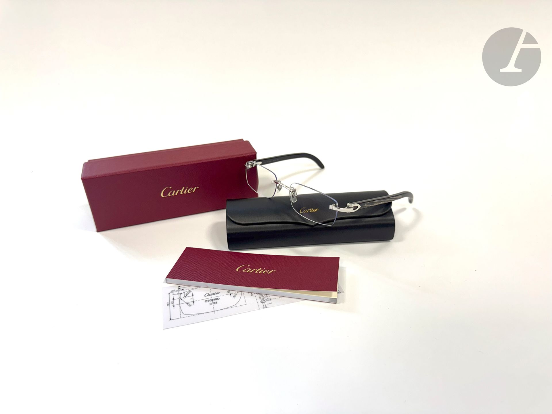 CARTIER - 2024 
Signature C - Série prestige 
Paire de lunettes de vue à branches en corne dans les tons gris. Etui, crème d'entretien, boîte et surboîte (très bel état)