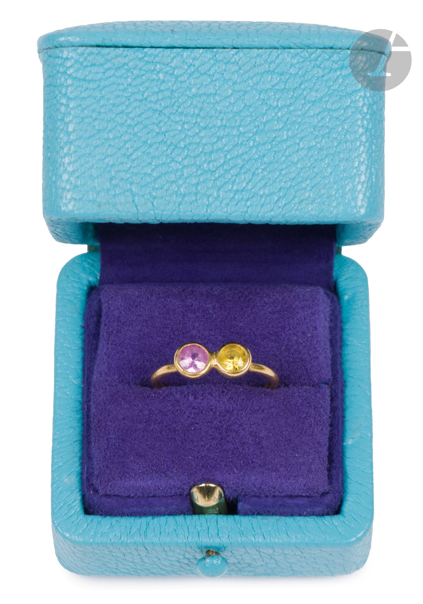 MARIE-HÉLÈNE DE TAILLAC
Bague en or 18K (750), ornée de deux saphirs, l'un rose, l'autre jaune. Non signée. Conservée dans son écrin. Tour de doigt : 47. Poids brut : 1,9 g