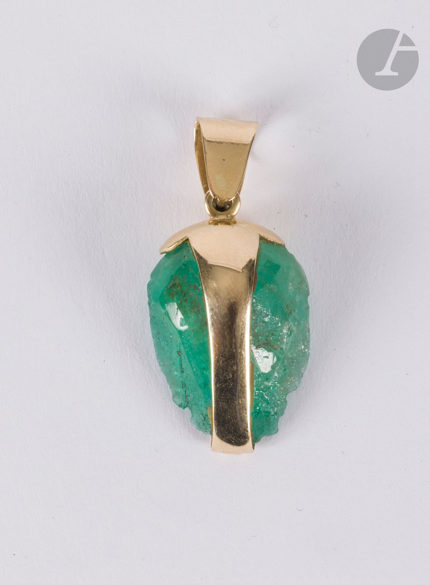 Pendentif en or 18K (750), orné du portrait du Christ gravé sur un béryl vert. Hauteur : 2,5 cm environ. Poids brut : 9,5 g (chocs, égrisures)