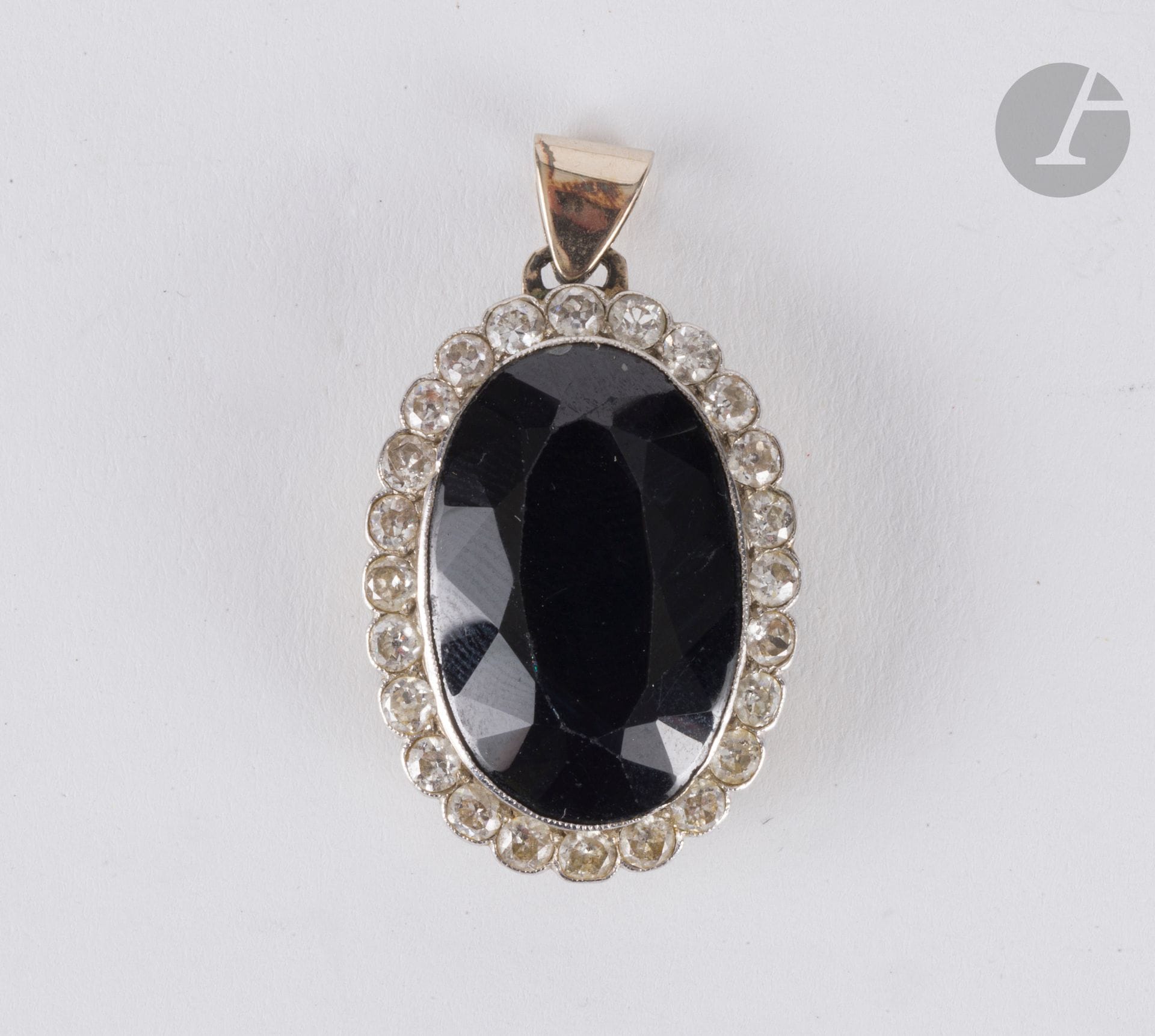 18K (750) gold pendant set with an oval sapphire surrounded by old-cut diamonds. Height: approx. 2.8 cm Gross weight: 11.5 g