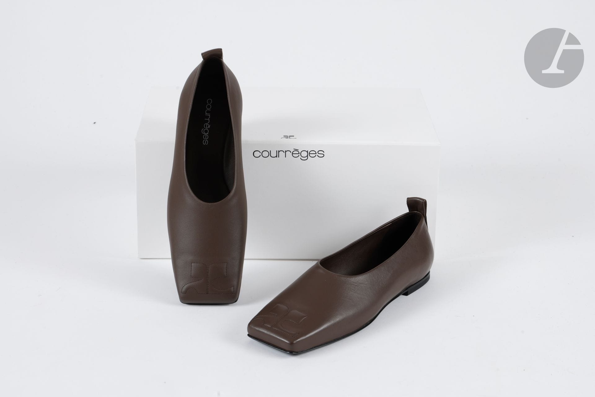 COURRÈGES
Paire de souliers à bout carré siglé en cuir marron. T.37 indiquée. Housses et boîte (état proche du neuf)