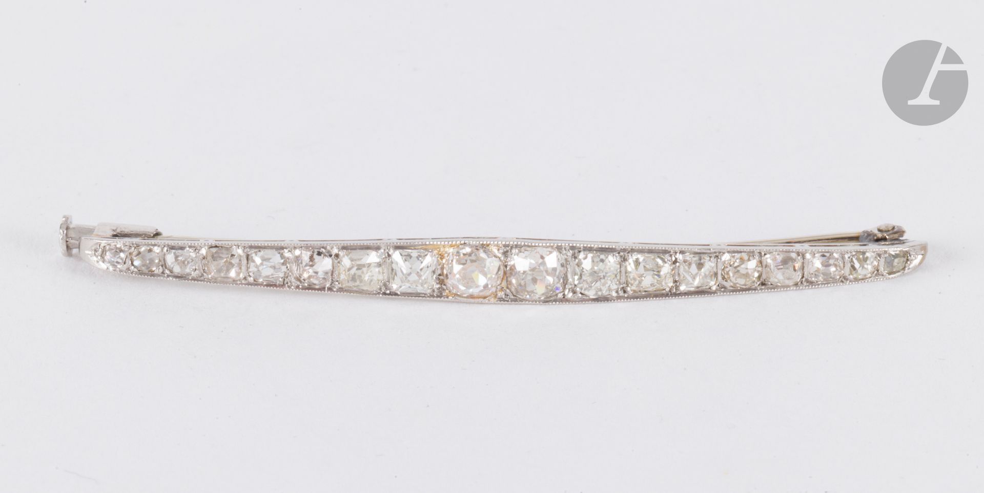 Barrette brooch in platinum and 18K (750) white gold, set with old-cut diamonds of increasing weight. Work of the 1910s. Length: approx. 5.7 cm. Gross weight: 3.9 g (chips, repairs, soldering)
