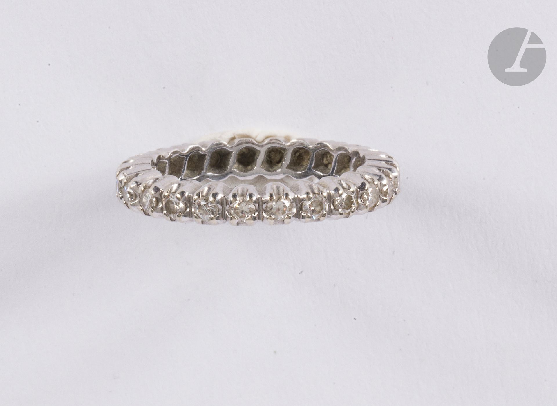 American wedding band in 18K (750) white gold, entirely set with half-cut round diamonds. Finger size: 49 Gross weight: 3.5 g