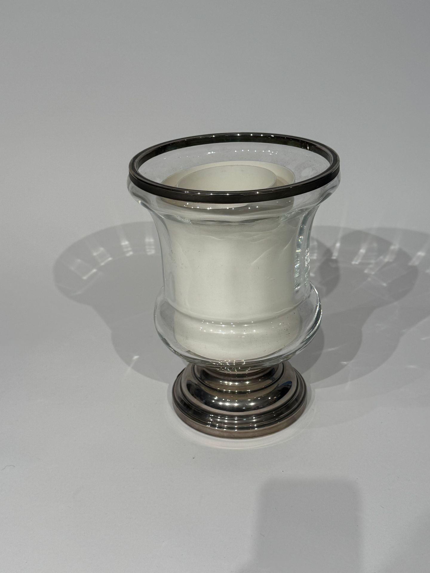 Seau à bouteille en verre et métal argenté de forme d'un vase Médicis. 
H. 28.5 cm