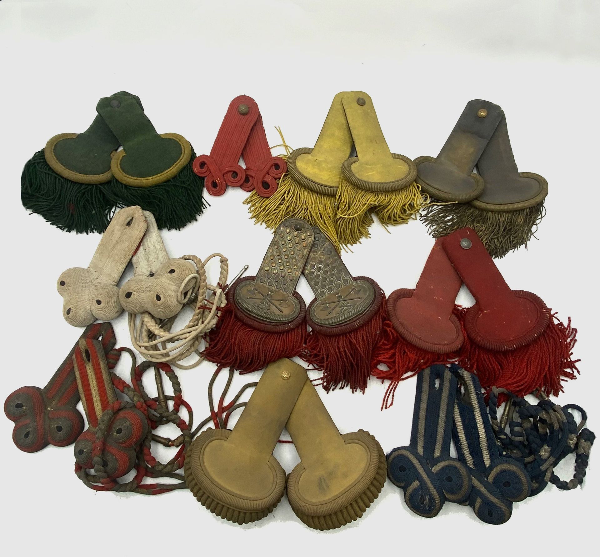 Ensemble de dix paires d'épaulettes dont :
paires d'épaulettes trèfle de gendarme, paires d'épaulettes de sapeurs-pompiers, épaulettes d'officier supérieur de marine, épaulettes trèfle d'artilleur, paire d'épaulettes de chasseurs à pied (datées 1885, avec boutons des 5e et 6e chasseurs), officier d'infanterie. 
A.B.E. IIIe République.