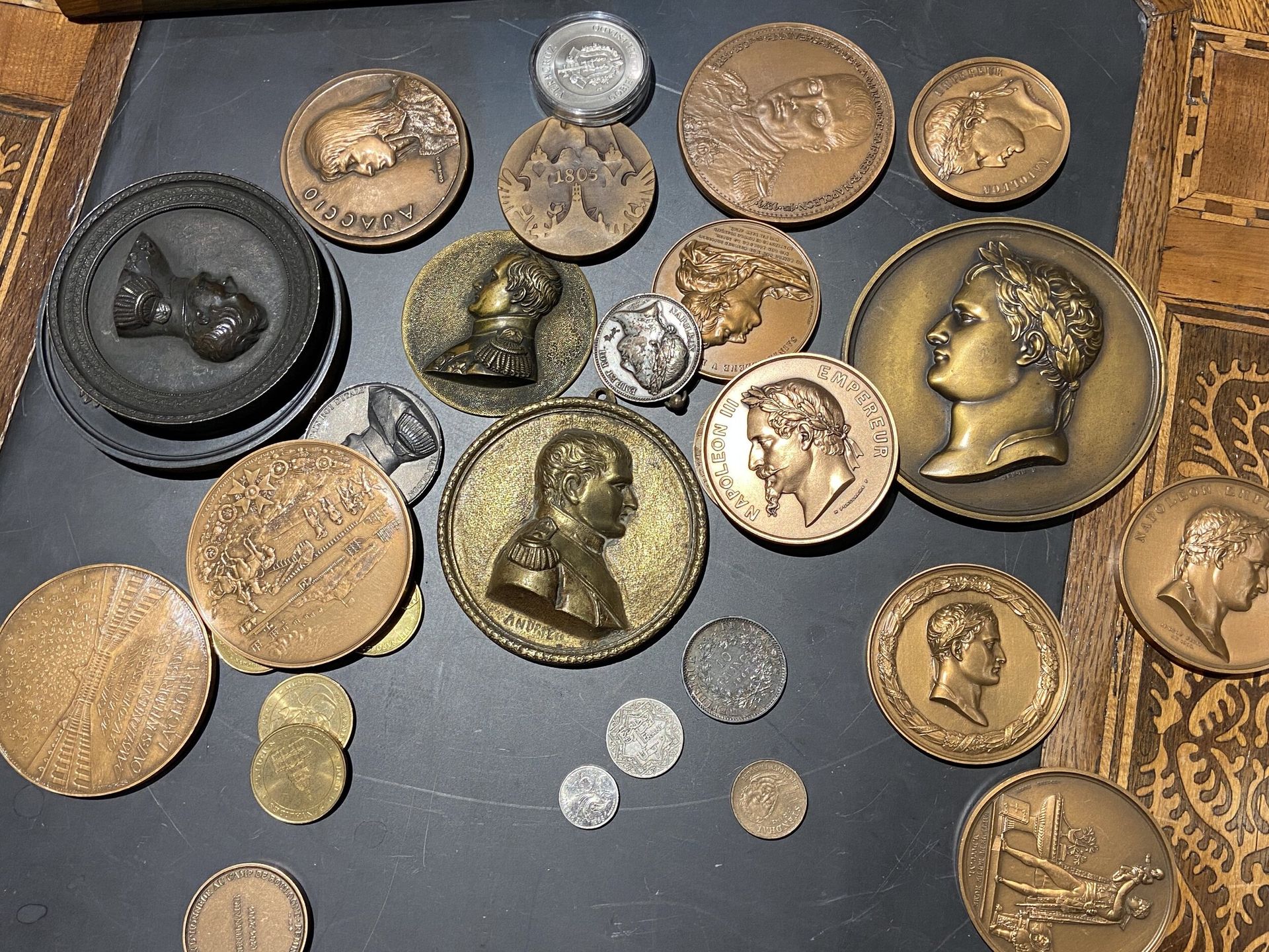 Lot très varié de 27 médailles et monnaies, la plupart françaises en bronze, principalement de la Révolution et du Premier Empire, 1 pièces de 2 francs Napoléon Ier (fausse) et 1 francs Hercule 1965 argent. 
La plupart TB ou TTB.