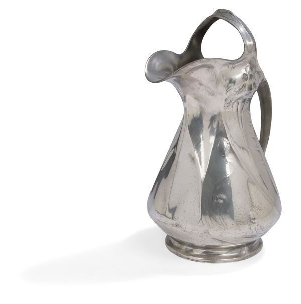 KAYSERZINN u HOUSE FOUNDED JOHANN PETER KAYSE u THE MODEL ATTRIBUTED TO HUGO LEVEN (1874-1956) The Fishes Important ewer; the title decoration in relief below the neck. Silver-plated pewter proof. Art Nouveau period. Marked with the KAYSERZINN stamp on the reverse. H. 35.5 cm