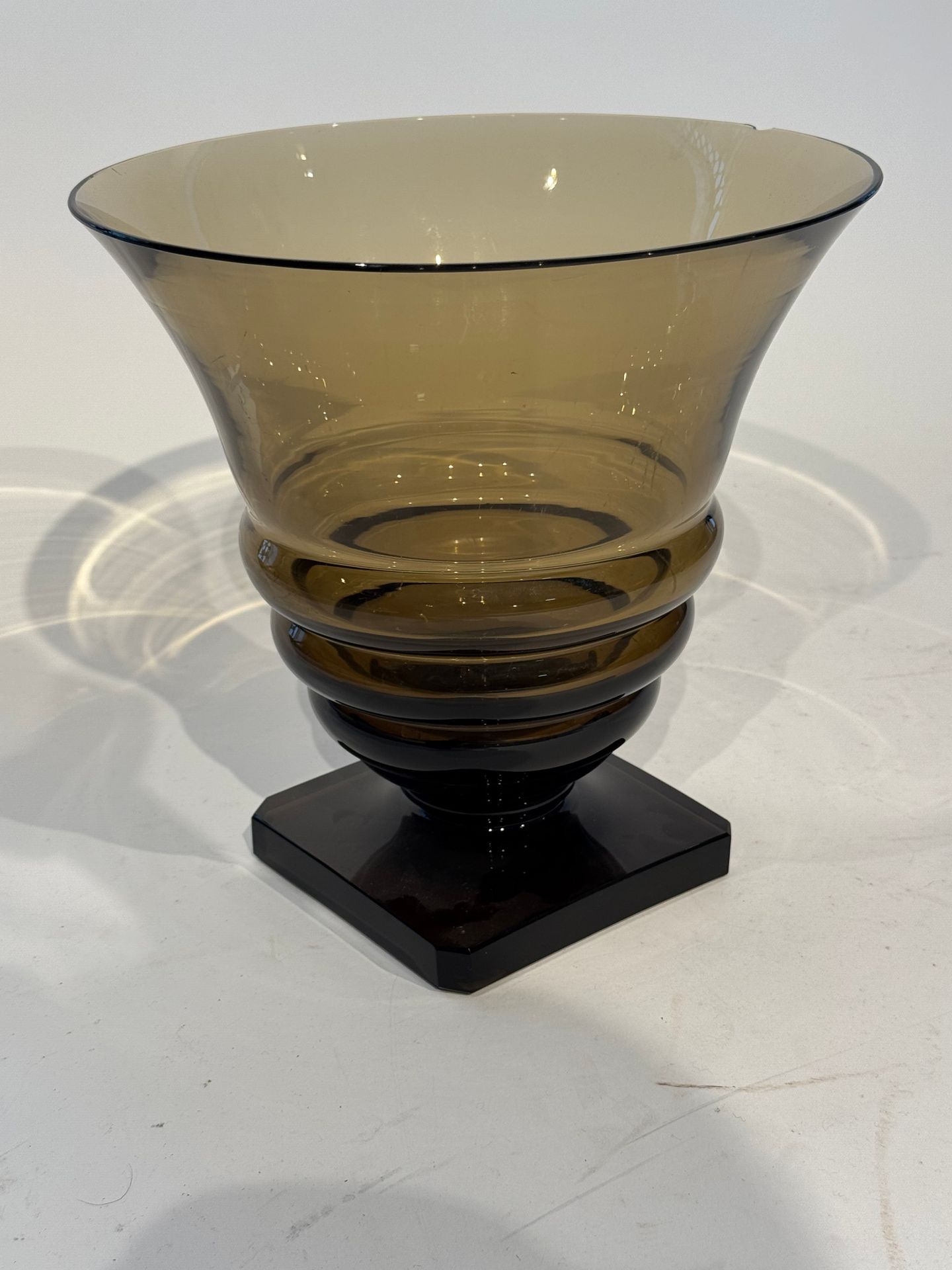 DAUM Nancy FRANCE
Brown crystal bowl-shaped vase, the ringed base rests on a quadrangular base.
Signed on the base.
H. 29 cm
Chips.