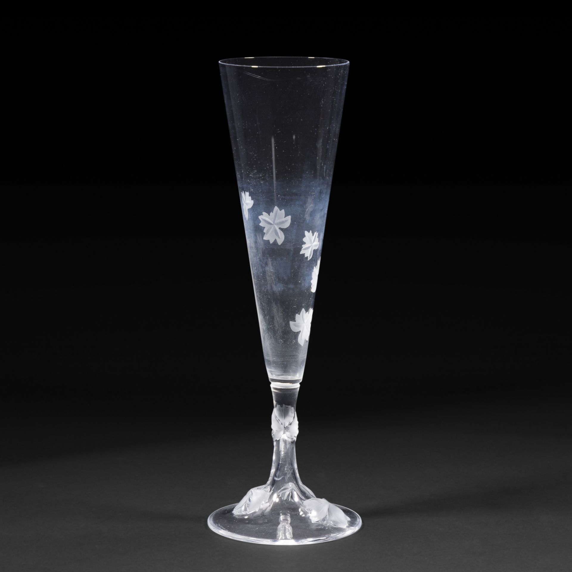 MARIE-CLAUDE LALIQUE (1935-2003) - MAISON LALIQUE
Vine
Horn-shaped vase on pedestal, with turning title in relief on the base and engraved on the body.
Proof in blown-molded and partly satin-finished crystal.
Signed LALIQUE ® France in cursive letters at the point below the base.
Height: 25 cm