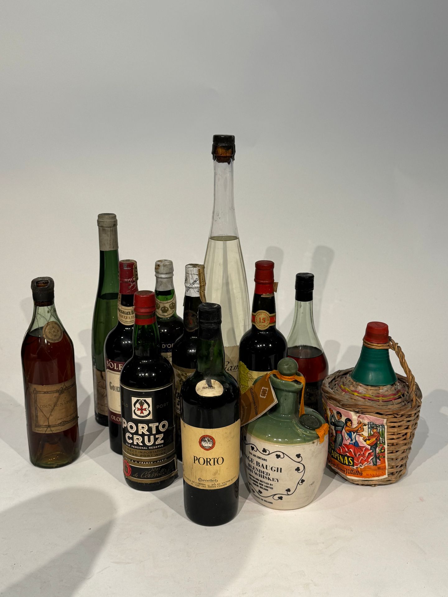Lot de 12 bouteilles de spiritueux : Porto, Whiskey, eau-de-vie, Sherry, Malaga Dulce.