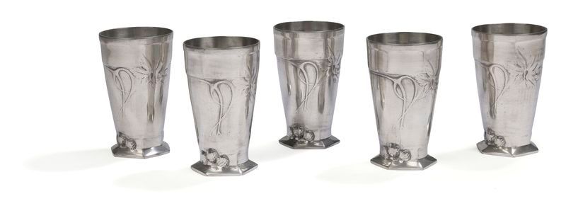 KAYSERZINN u MAISON FONDÉ JOHANN PETER KAYSE Suite de 5 gobelets. Épreuves en étain argenté; les motifs feuillagés en léger relief. Époque Art nouveau. Chaque pièce marquée du cachet KAYSERZINN au revers. H. 11,5 cm
