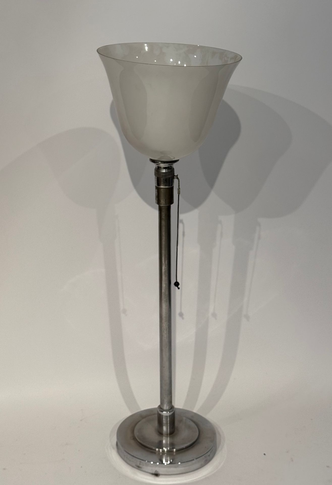 LUMINATOR
Nickel-plated metal lamp.
Work of the 30's
H. 79 cm