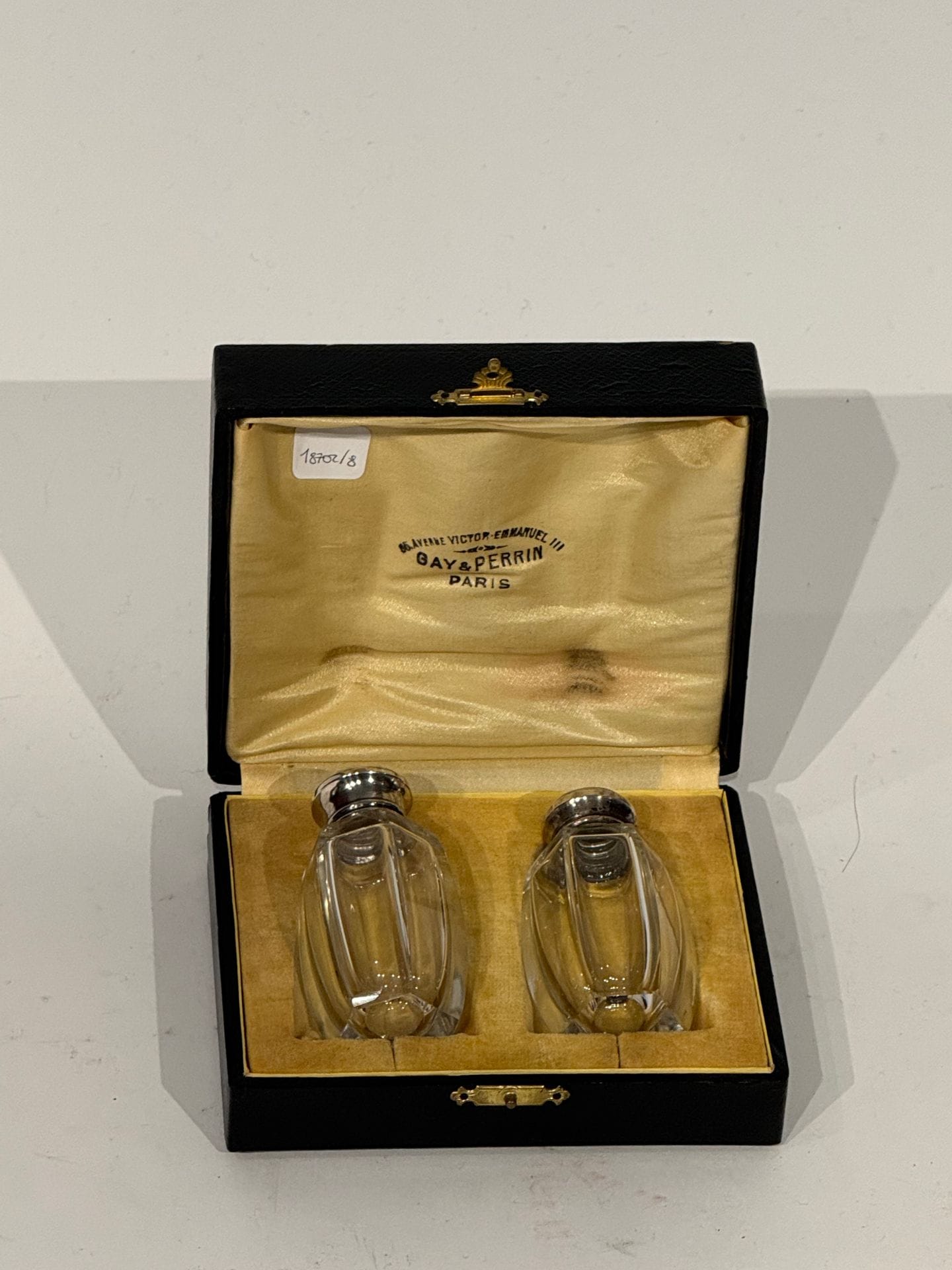 GAY & PERRIN 
Paire de salières en argent 925/°°° et verre à pans coupés. 
Poids net : 8.5 g
Dans leur boite.
