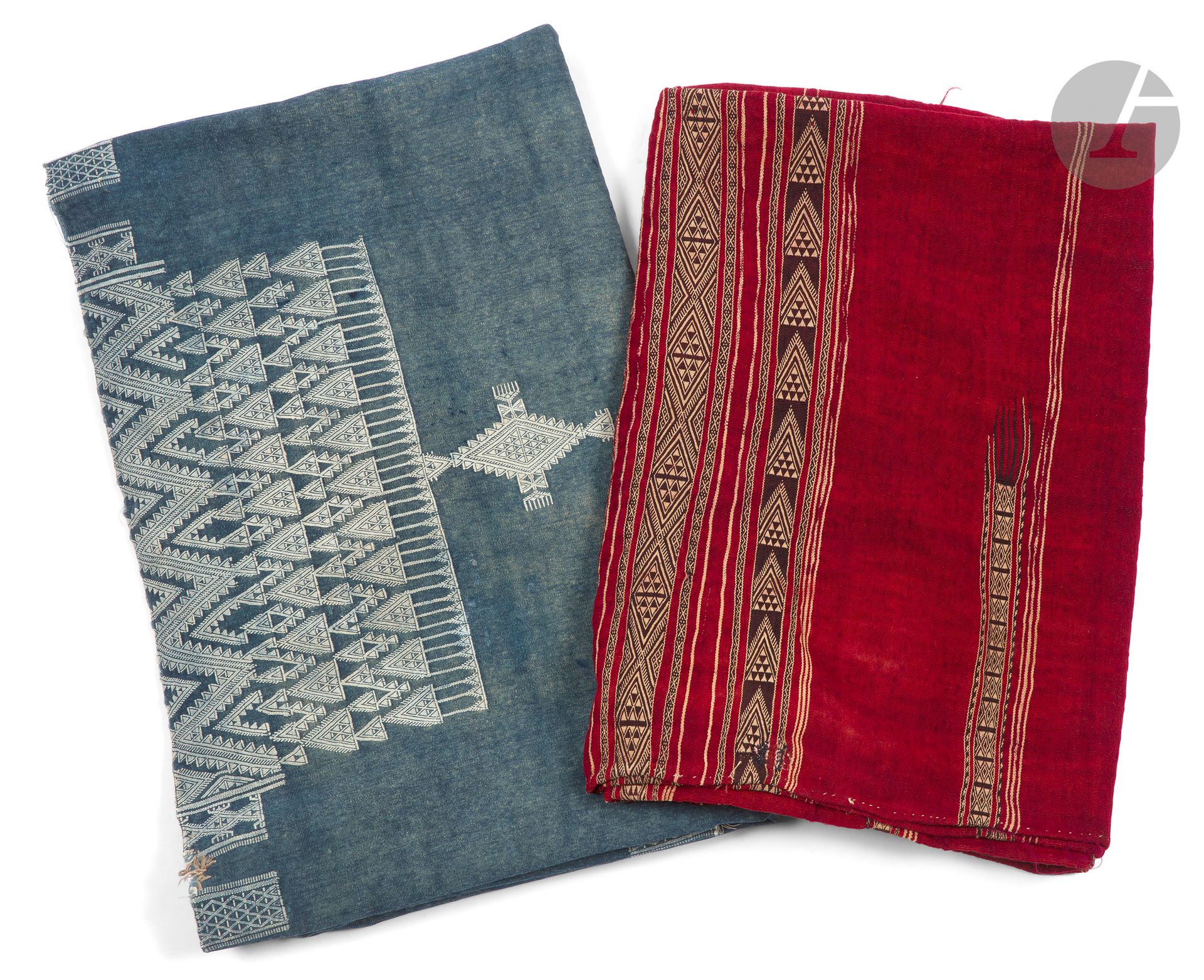Deux voiles de mariage bakhnoug, Tunisie, XXe siècle 
Tissages de laine polychrome à dominante respectivement rouge et bleue. Le premier rythmé de bandeaux de motifs géométriques dans les tons beige et brun, le second bordé de bandeaux et de petits cartouches géométriques en laine blanche, le centre des grands côtés agrémenté de plastrons à décors de chevrons et triangles. Bordures frangées. 
221 x 93 et 218 x 103 cm 
Infimes taches et usures sur le premier, couleur passées par endroits, déchirures en bordure, petits accrocs et taches sur le second.