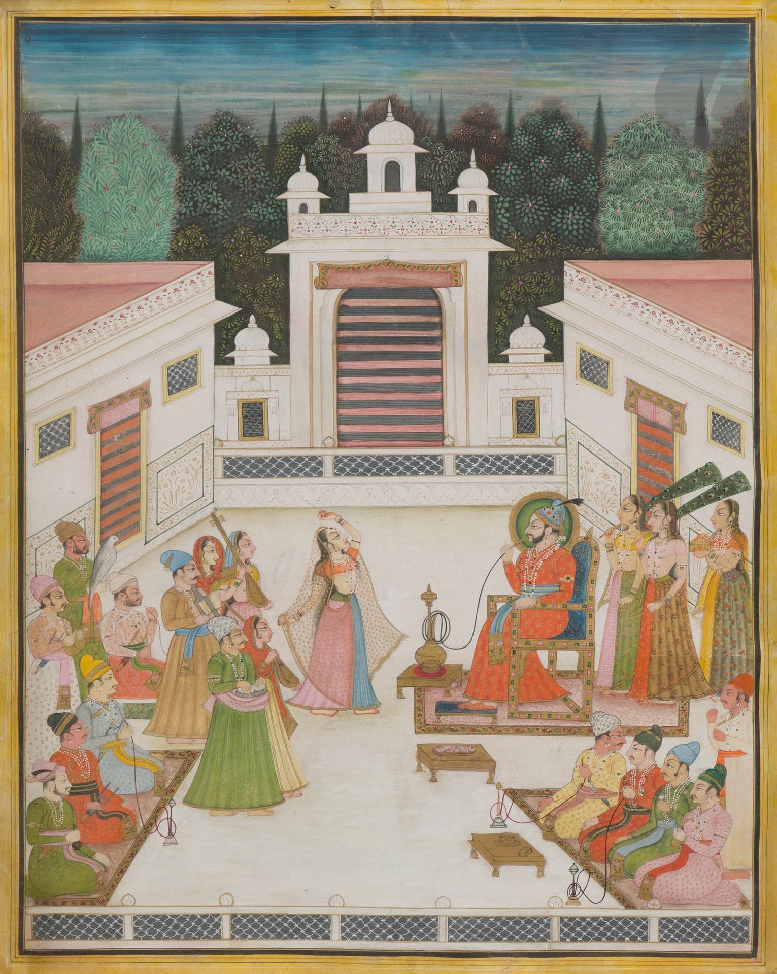 Raja sur sa terrasse fumant la huqqa, Inde du Nord, Rajasthan, Kishangarh, fin XIXe siècle 
Gouache, or et argent représentant un raja en trône fumant la huqqa sur la terrasse d'un palais, entouré de dignitaires, servantes et musiciennes, et distrait par une femme esquissant un pas de danse devant lui.  
42,5 x 31,5 cm 
Pliures, mouillures, bordures accidentées, légers repeints, réparations au dos.