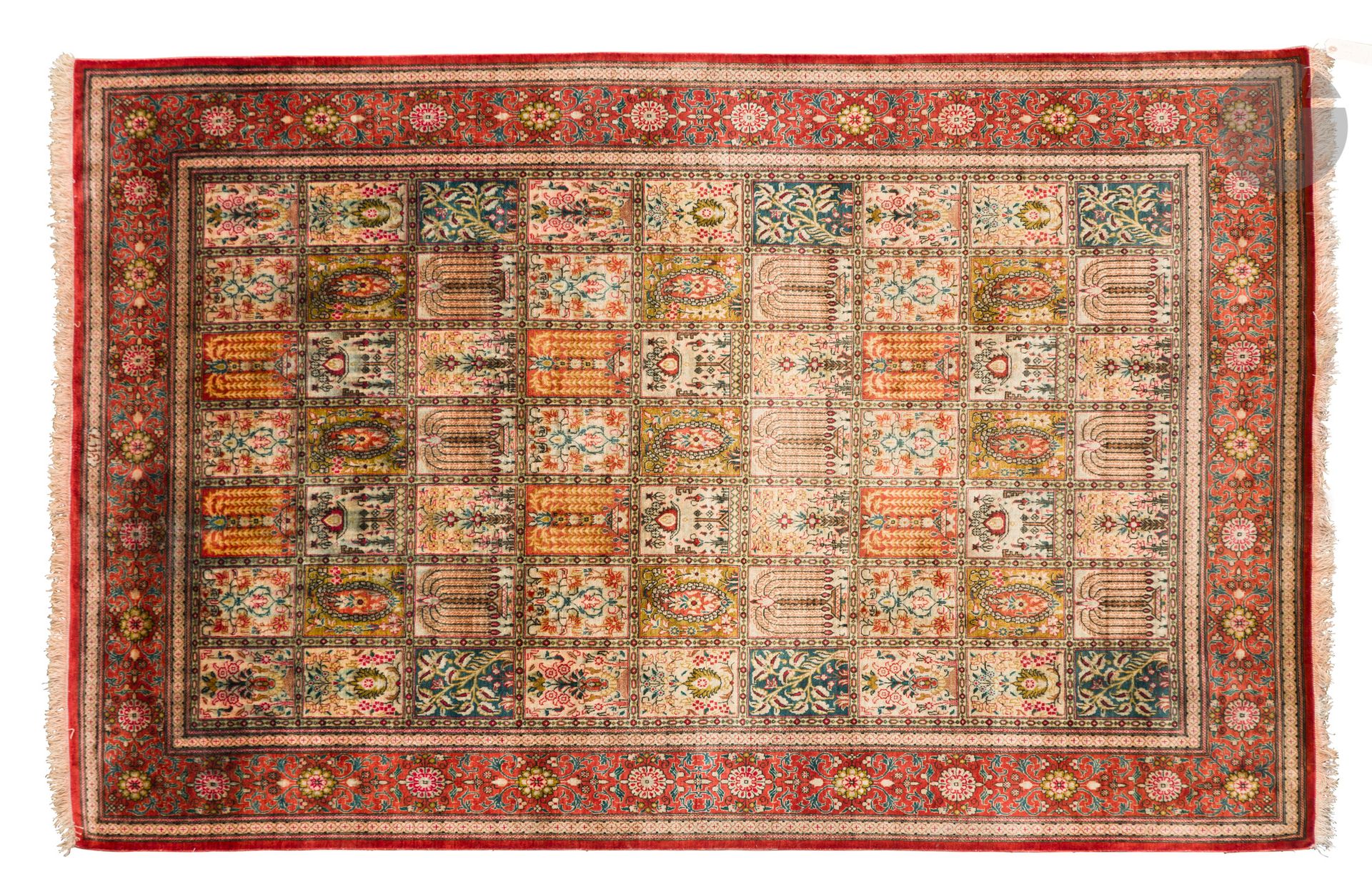 Tapis Ghoum, XXe siècle 
Chaîne, trame et velours en soie. A décor de jardin, type rectangle décoré d'arbustes et de vases fleuris. Bordure rubis à guirlande de fleurs. Il est coulé. Signé à l'extrémité. 
200 x 140 cm