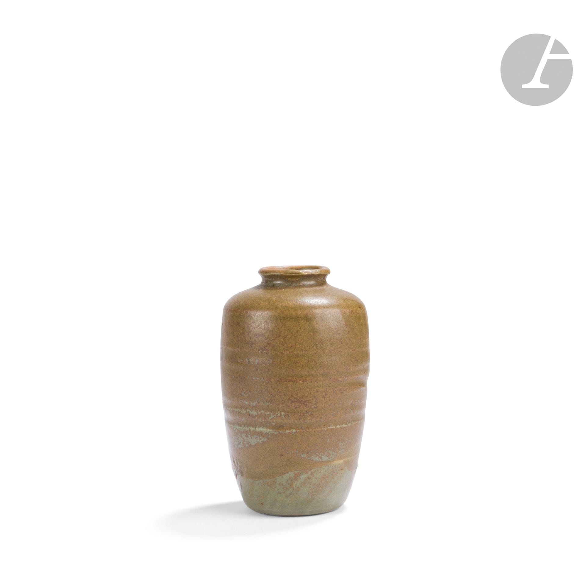 GEORGES HOENTSCHEL (1855-1915)
Goutte d’or
Vase balustre à la façon d’un pot à poussière de thé. 
Épreuve en grès émaillé chamois nuancé de vert pâle par endroits; une goutte d’or posée avant cuisson sur le col.
Signé du cachet-monogramme circulaire G.H. et porte la mention 2 Z sous la base.
Haut.: 10,5cm

Bibliographie et œuvres en rapport:
Passion du grès – L’École de Carriès – Collection Leproust – Catalogue de l’exposition itinérante organisée à la fondation Neumann, Gingins, Suisse (du 6 avril au 18 juin 2000), au Musée Saint-Germain, Auxerre, France (du 14 octobre 2000 au 8 janvier 2001), au Palais Ducal, Nevers, France (été 2001), éditions des institutions précédentes, 2000. Des variantes reproduites page 48.