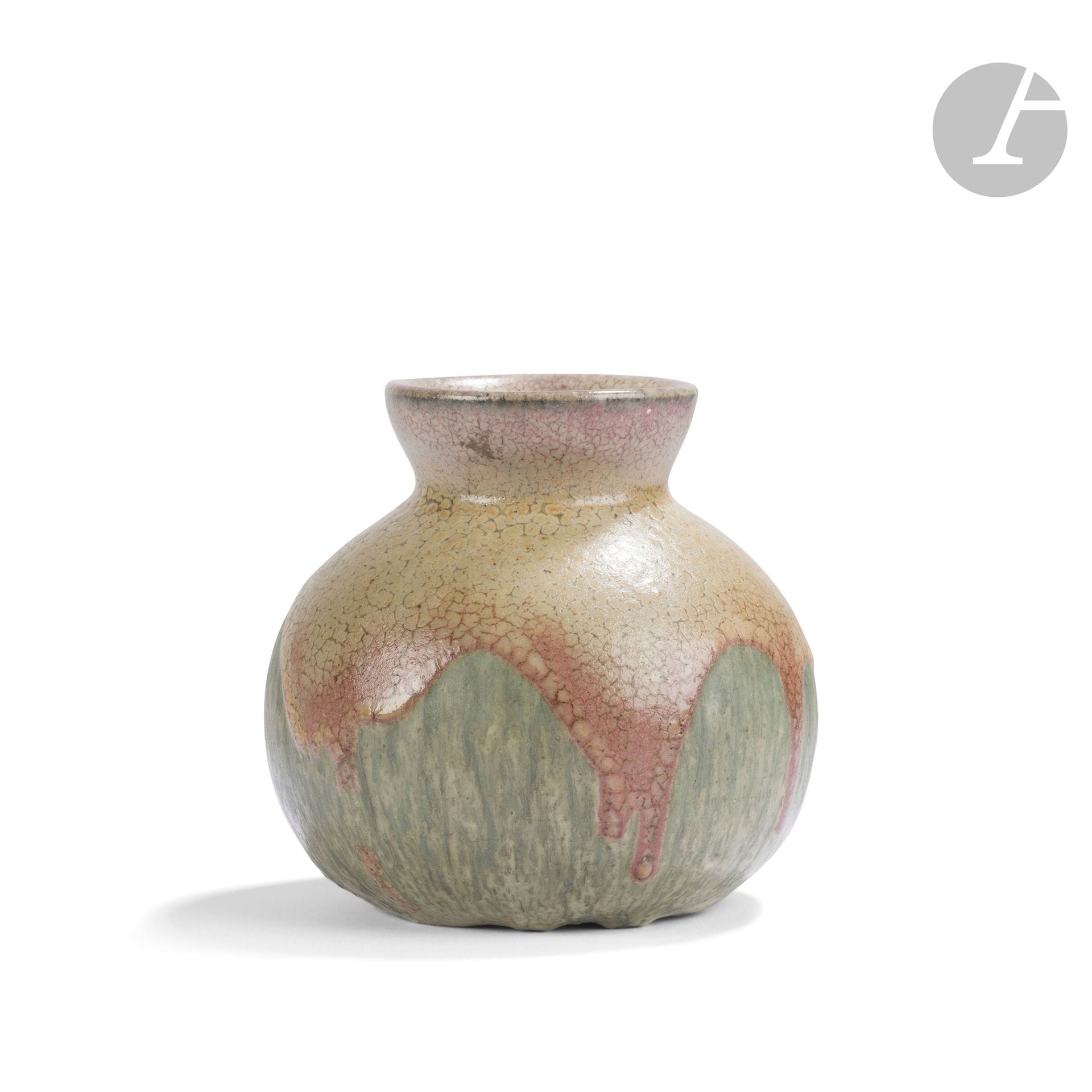 PAUL JEANNENEY (1861-1920)
Peau de serpent
Vase sphérique à large col évasé.
Épreuve en grès émaillé vert; l’émail titre en chute de col.
Signé JEANNENEY, en lettres cursives incisées sous la base.
Hauteur: 11cm