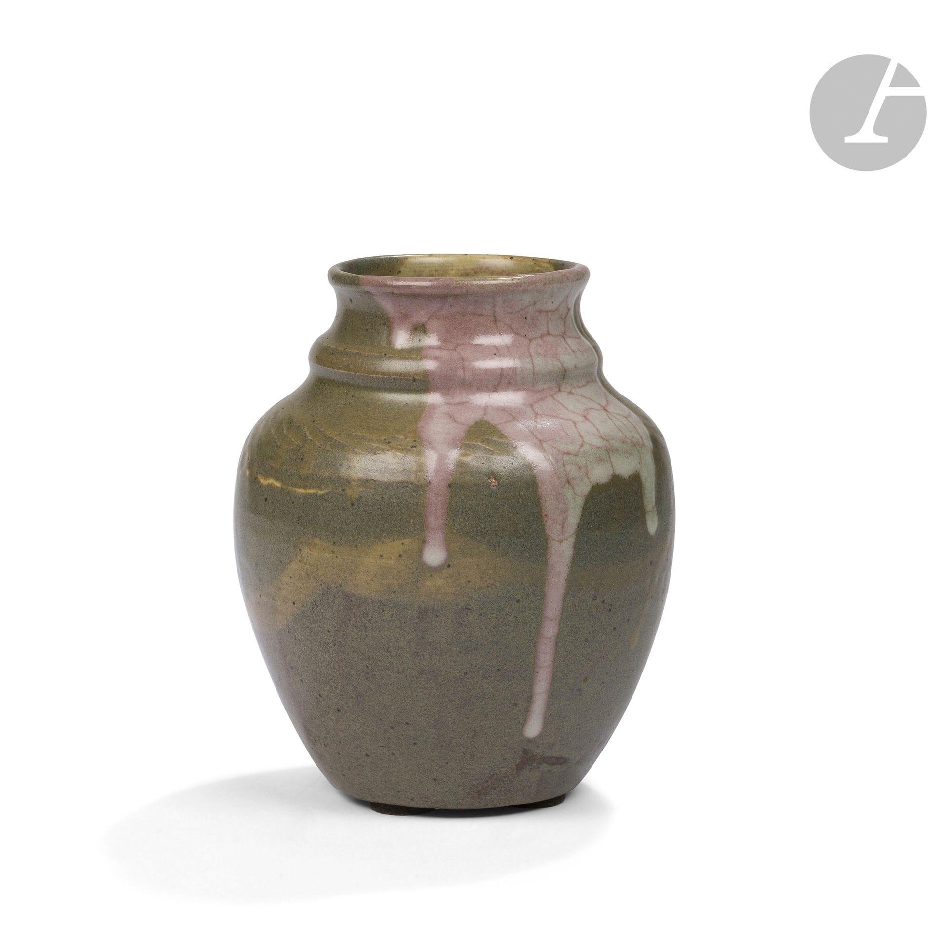 GEORGES HOENTSCHEL (1855-1915)
Vase balustre au large col annulaire présentant un renflement sur sa base. 
Épreuve en grès émaillé olive et beige; une épaisse coulure à l’émail craquelé blanc et rose en chute du col.
Signé du cachet-monogramme circulaire G.H. et porte la mention M 13 sous la base.
Haut.: 18cm