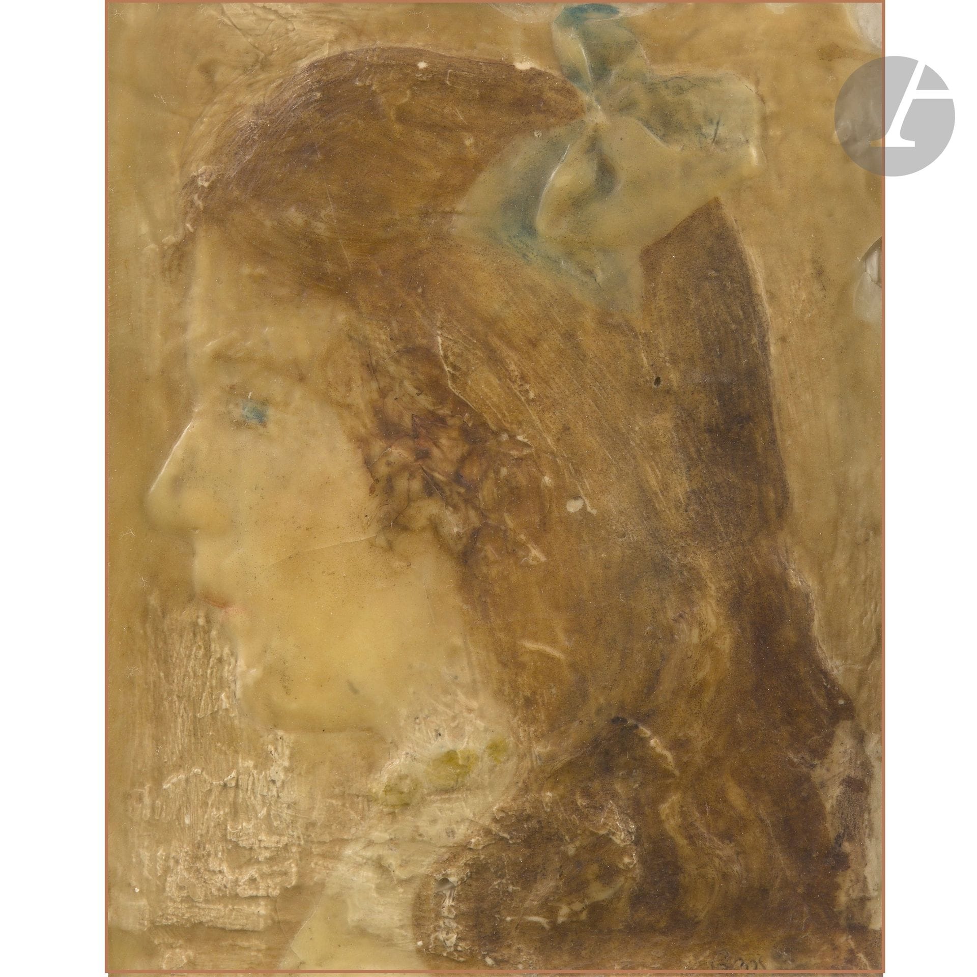 HENRY CROS (1840-1907)
Profil de jeune fille au nœud dans les cheveux
Bas-relief.
Épreuve en cire patinée polychrome; contrecollée sur carton.
Manques épars.
Présenté dans un encadrement à marie-louise.
Signée CROS en bas à droite.
À vue: 30x23,5cm

Littérature en rapport:
- L’Art et les Artistes – N°37 d’avril 1908. Un article titré Les arts décoratifs – La pâte de verre – Henry Cros sous la plume de Léandre Vaillat; pages 26 à 29.
- L’Art et les Artistes – N°88 de juillet 1912. Un article titré Les dessins d’Henry Cros sous la plume de Jean Méryem; pages 174 à 177.
- Alastair Duncan – The Paris Salons 1895-1914- Volume IV: Ceramics & Glass– Édition Antique Collectors’ Club, 1998. De nombreuses œuvres d’Henry Cros reproduites pages 94 à 99.