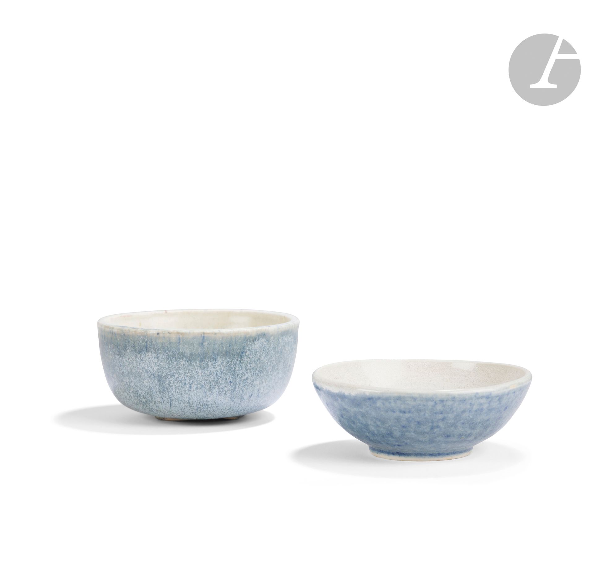 JOSEP LLORENS ARTIGAS (1892-1980) - 2 WORKS 
- A bowl on a heel.
Glazed ceramic proof; blue-gray on the outside, white on the inside.
The heel is damaged.
Signed and dated ARTIGAS 1958, under the base.
Height: 6cm - Diameter: 12.5cm
- A flared bowl on a slight heel.
Enameled porcelain proof; blue outside, white inside.
Signed ARTIGAS, under the base.
Height: 4.5cm - Diameter: 11.5cm

Bibliography:
Francesc Miralles - Llorens Artigas, catálogo de obra - Éditions Polígrafa/ Fundació Llorens Artigas, Barcelona, 1992. Our work referenced under number 263 and reproduced on page 171.