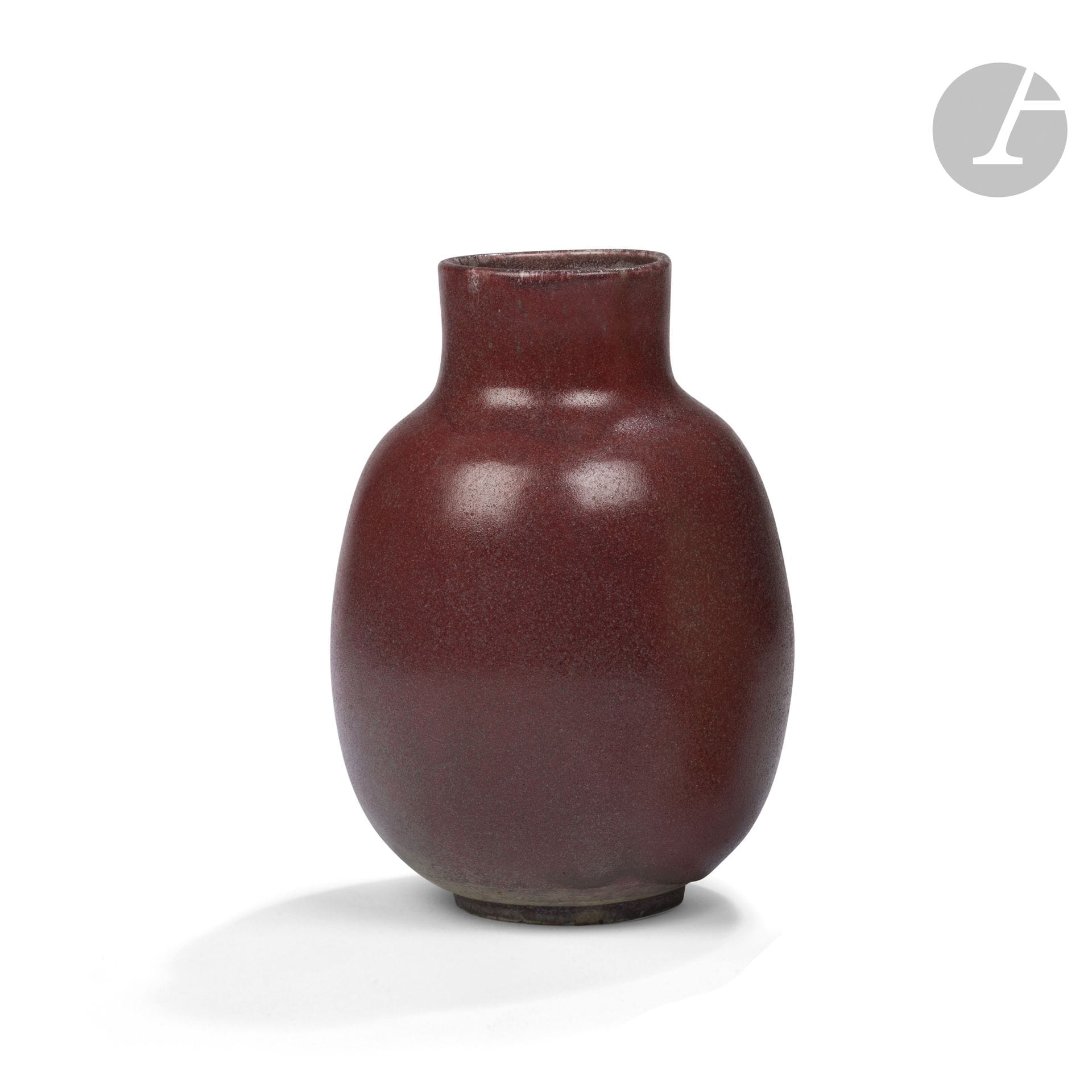JOSEP LLORENS ARTIGAS (1892-1980) 
Vase ovoïde sur talon; le large col annulaire.
Épreuve en céramique émaillée rouge poudré.
Un petit choc et manque sur la panse.
Signé ARTIGAS, en lettres incisées sous la base.
Hauteur: 21cm

Bibliographie et œuvres en rapport: 
- Francesc Miralles – Llorens Artigas, catálogo de obra – Éditions Polígrafa/ Fundació Llorens Artigas, Barcelone, 1992. Notre œuvre référencée sous le numéro 244 et reproduite page 168.
- Pierre Courthion (F. Català-Roca photographe) – Llorens Artigas – Édition de la Société française du livre, Paris, 1979. Des vases à rapprocher de notre œuvre reproduits tout au long de l’ouvrage.