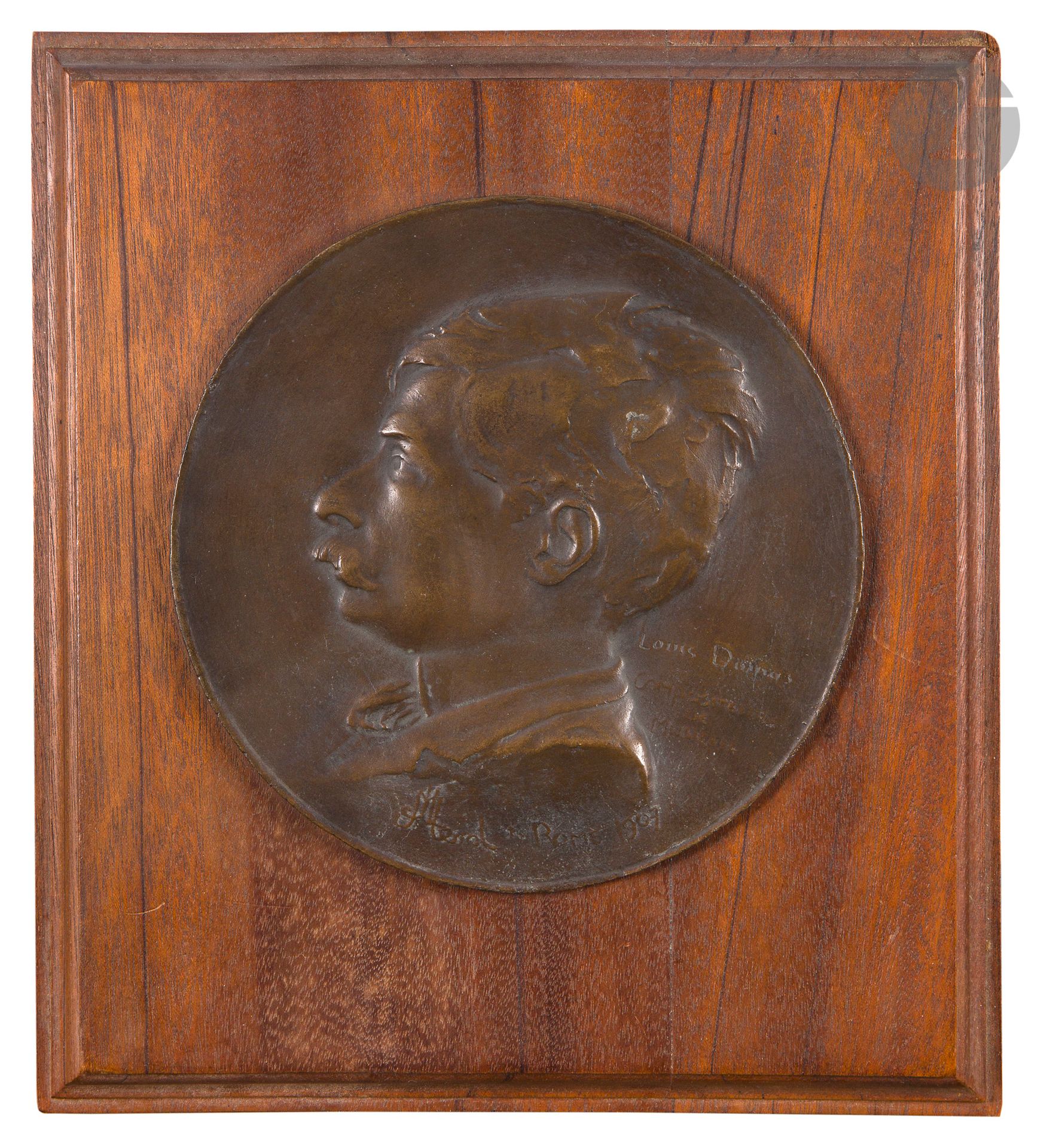 Julien-Louis Mérot (1876 - 1956)
Portrait de Louis Dumas (1877-1952) de profil 
Médaillon en bronze.
Signé « JL Merot ROME 1907 ».
Porte l’inscription « LOUIS DUMAS COMPOSITEUR DE MUSIQUE »
Diamètre : 15 cm dans un encadrement en bois L. 24 x l. 22 cm 

Provenance : 
Collection Louis Dumas. Par descendance.

Lot expertisé par le cabinet LACROIX-JEANNEST - Alexandre Lacroix et Élodie Jeannest de Gyvès.

 Comme Jean-Baptiste Larrivé, Julien-Louis Mérot, grand prix de Rome en 1905, partage le quotidien du musicien Louis Dumas à la Villa Médicis. Ce médaillon en bronze témoigne de l’amicale complicité interdisciplinaire des élèves pensionnaires de l’Académie de France à Rome.