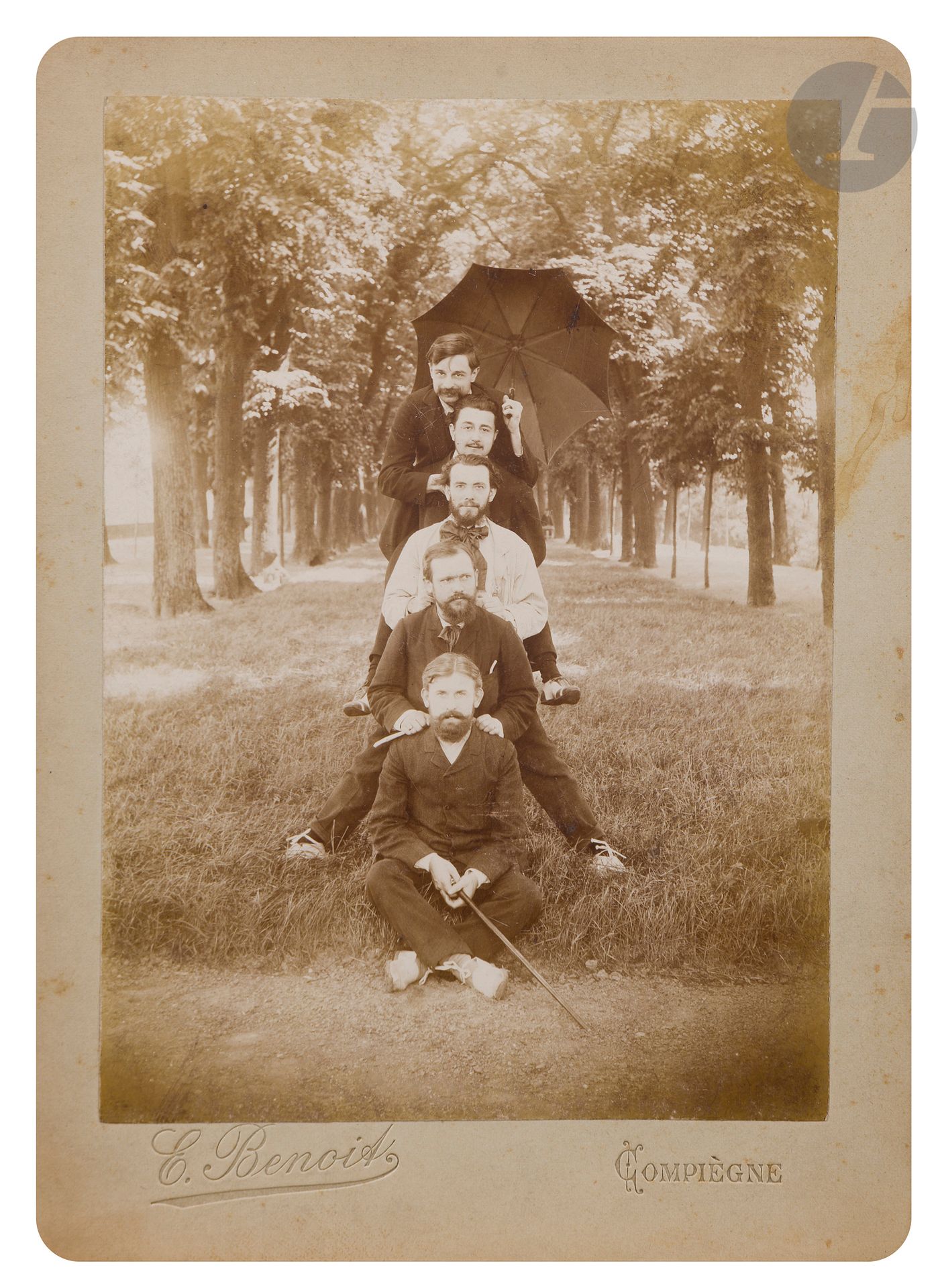 Un lot de trois photos des lauréats du prix de Rome en 1906
La photo est signée dans le bas : Armand Marsik, (élève de Lenepveu), André Gailhard, (fils du directeur de l’Opéra et élève de Lenepveu), Le Boucher (élève de MM. Fauré et Widor), Jules Mazellier (élève de MM. Fauré et Lenepveu) et Louis Dumas (élève de Lenepveu).
