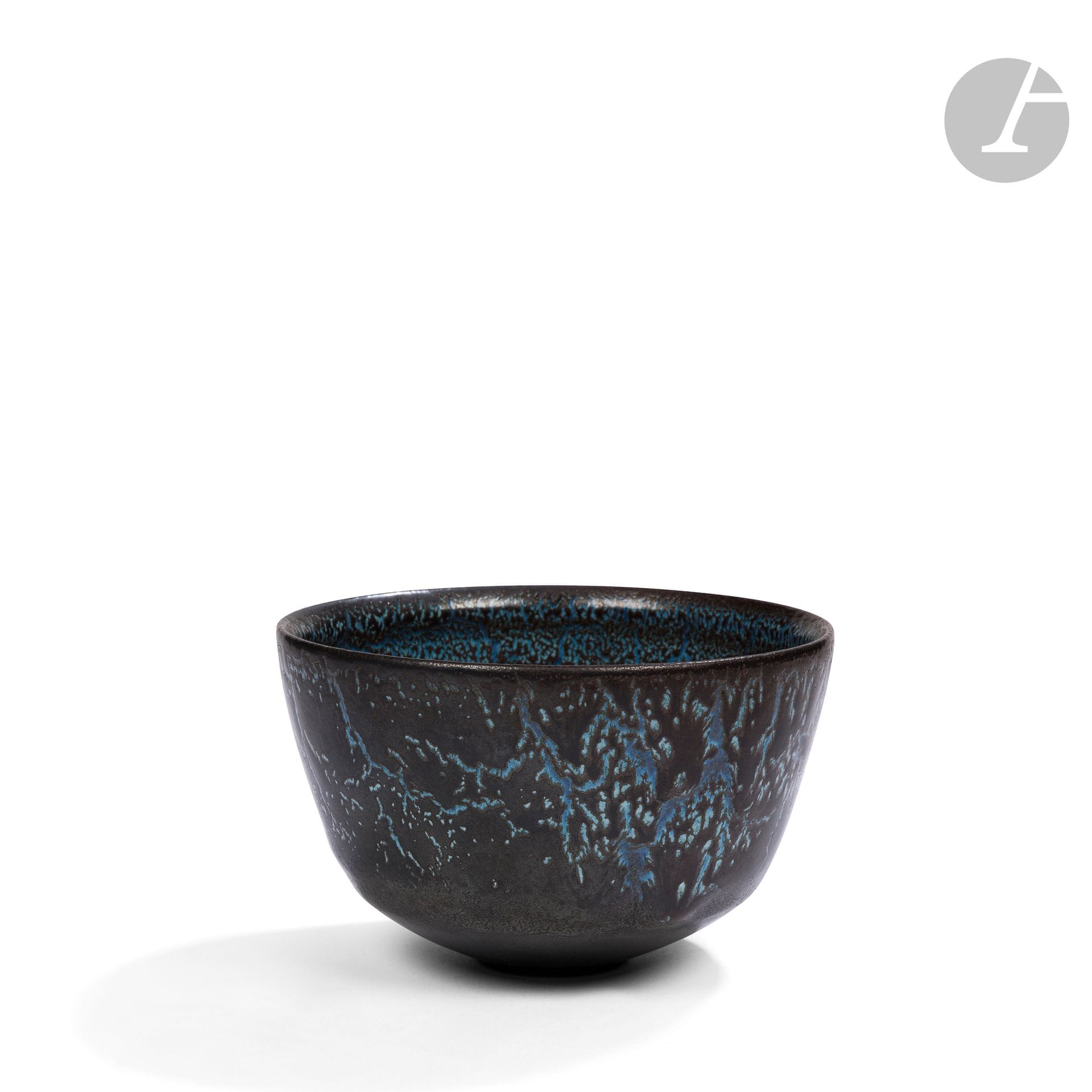MARC UZAN (B. 1955)
Bowl on heel. Glazed ceramic proof; the glaze has two superimposed layers. Signed MARCUZ under the base. H. 10cm - D. 15,5cm

This lot is sold in aid of the Apprentis d'Auteuil.