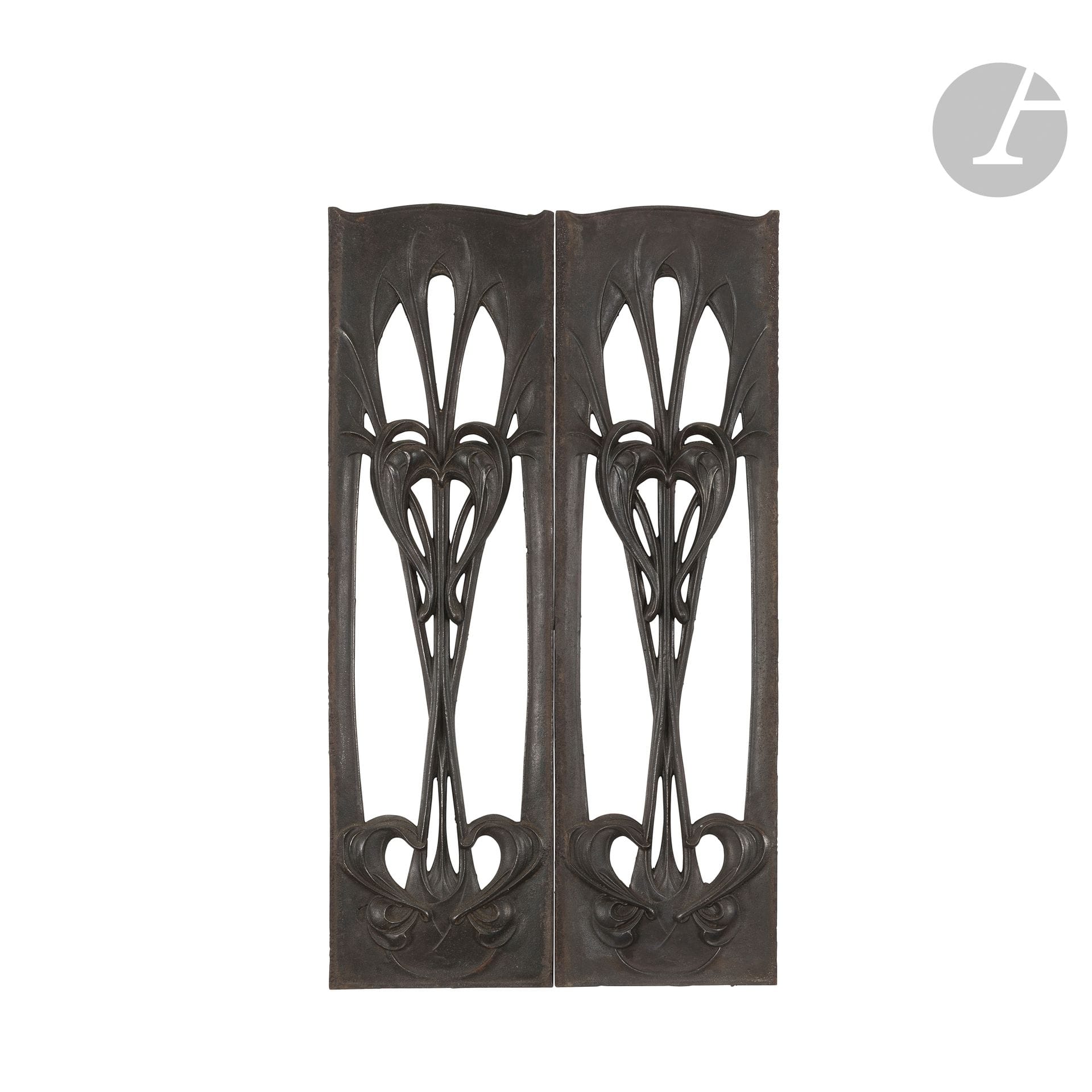 HECTOR GUIMARD (1867-1942)
Raccord ou retour N°1 pour modèle GB, style moderne, modèle créé vers [1905]
Paire d’éléments de grand balcon ou de balustrade. Épreuves en fonte de fer. Éditions anciennes des Fonderies de Saint-Dizier – Leclerc & Cie. Pièces décapées, un petit manque à chaque angle des parties hautes. Chaque élément marqué 1 en bas au revers. Chaque élément: H.80,5cm – L.23cm

Bibliographie:
Fontes artistiques pour constructions, fumisterie, jardins et sépultures – Style Moderne - Catalogue commercial des Fonderies de Saint-Dizier – Leclerc & Cie édité en 1905. Modèle identique reproduit et référencé dans cet ouvrage.