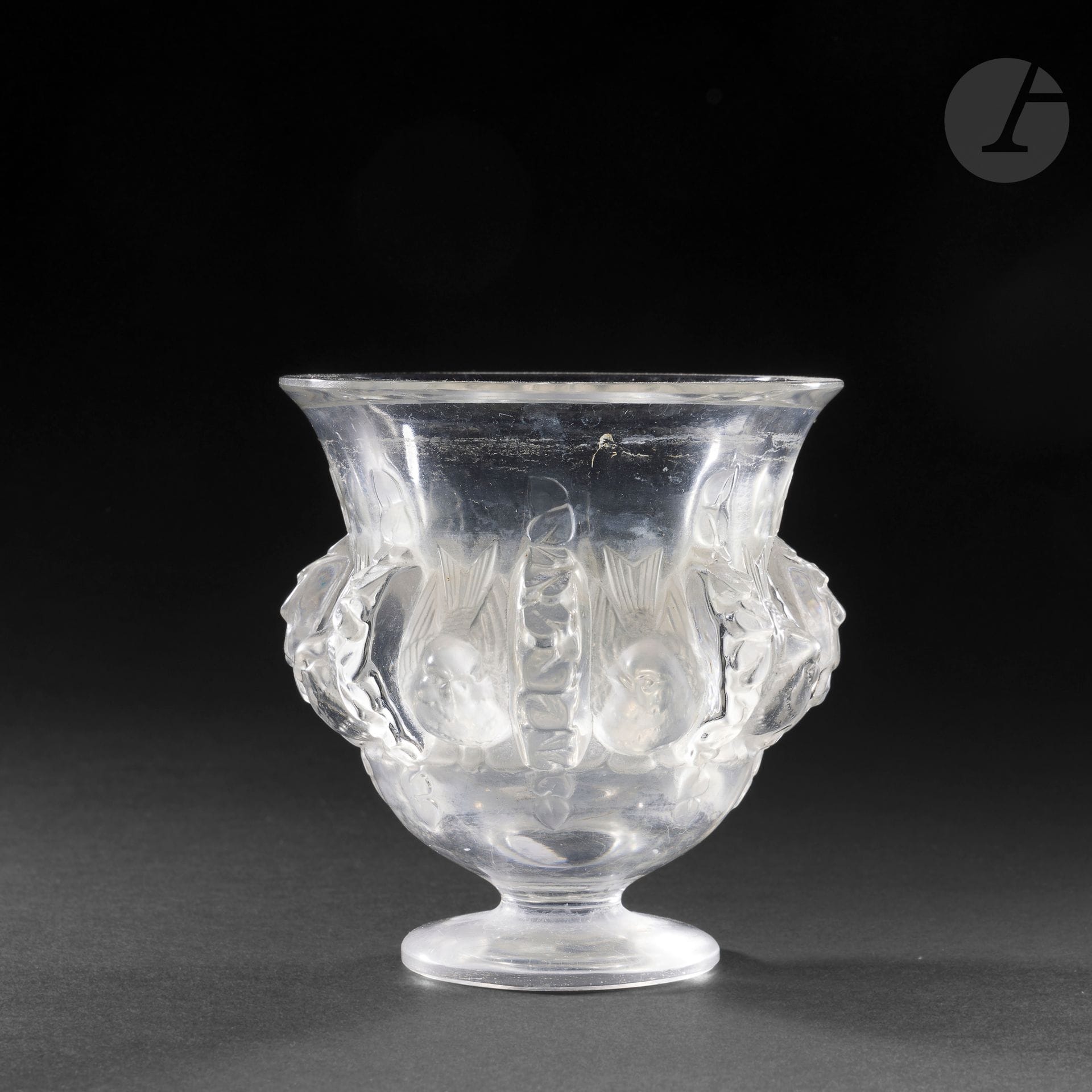 MARC LALIQUE (1900-1977) – MAISON LALIQUE FRANCE
Dampierre, modèle conçu en [1948]
Vase Médicis au décor en relief. Épreuve en cristal; en partie satiné. Signé LALIQUE France, en gravure sous la base. H.: 12,3cm