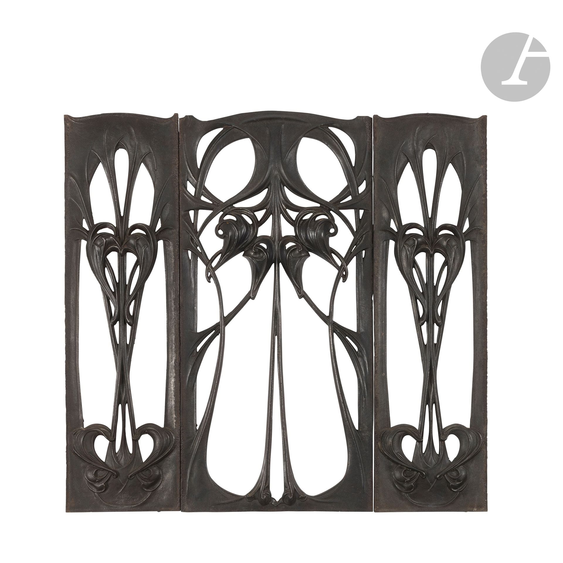 HECTOR GUIMARD (1867-1942)
Raccord ou retour N°1 et N°2 pour modèle GB, style moderne, modèle créé vers [1905]
Trois éléments - deux n°1 et un n°2 - de grand balcon ou de balustrade. Épreuves en fonte de fer. Éditions anciennes des Fonderies de Saint-Dizier – Leclerc & Cie. Pièces décapées, un petit manque à chaque angle des parties hautes, un renfort vertical (environ 15cm) vissé au dos de l’élément N°2.  Chaque élément N°1 marqué 1 en bas au revers. Élémentsn°1: H.80,5cm – L.23cm - Élémentn°2: H.80,5cm – L.39cm – Dimensions totales: H.80,5cm – L.85cm

Bibliographie:
Fontes artistiques pour constructions, fumisterie, jardins et sépultures – Style Moderne - Catalogue commercial des Fonderies de Saint-Dizier – Leclerc & Cie édité en 1905. Modèle identique reproduit et référencé dans cet ouvrage.