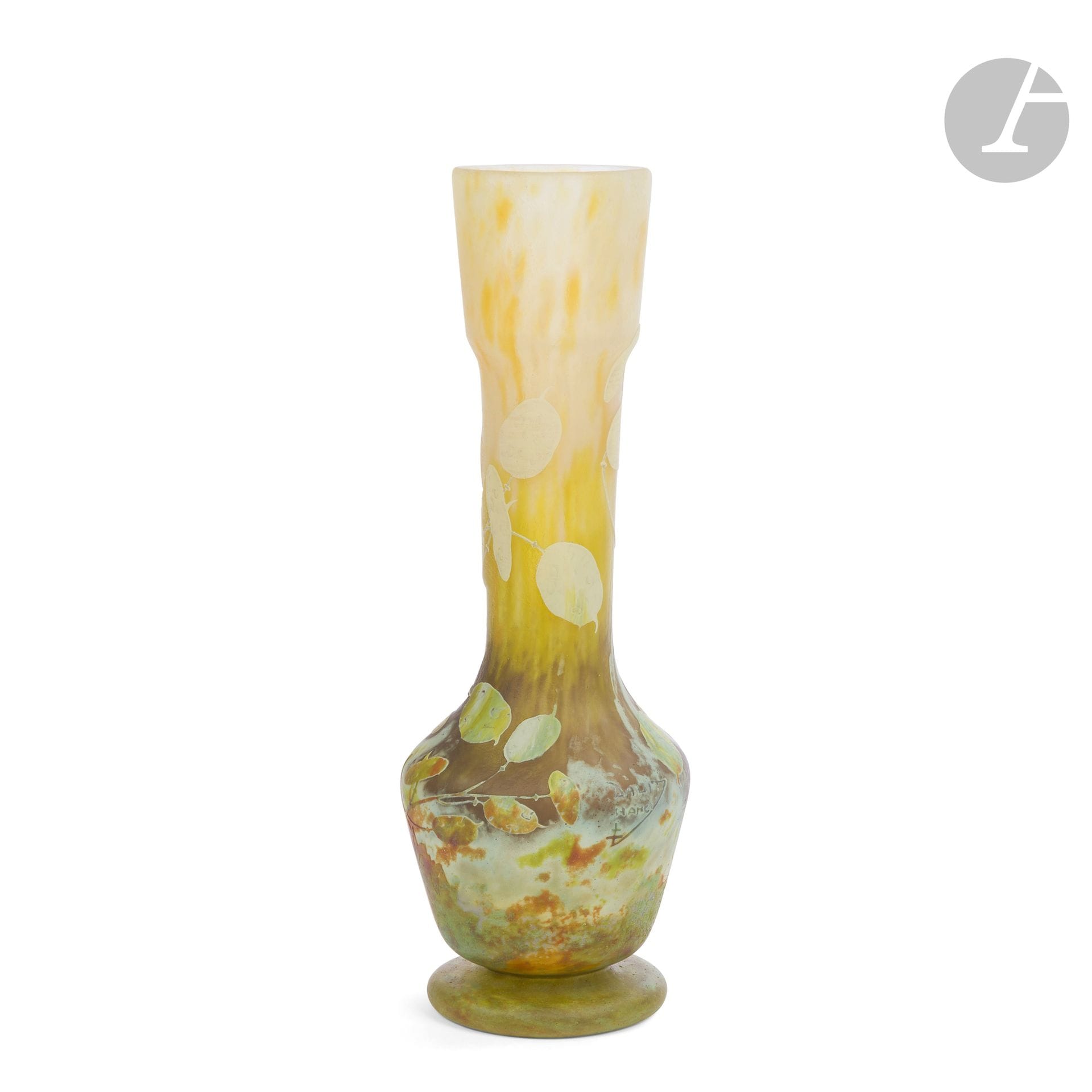 DAUM NANCY
Monnaies du pape
Vase balustre; le col tubulaire présentant un renflement en partie haute. Épreuve en verre multicoucheau décor tournant dégagé à l’acide et traité polychrome aux poudres de vitrification sur fond marmoréen jaune anisé tacheté brun. Signé DAUM Nancy à la Croix de Lorraine, en réserve gravé en camée à l’acide. H.29,5cm