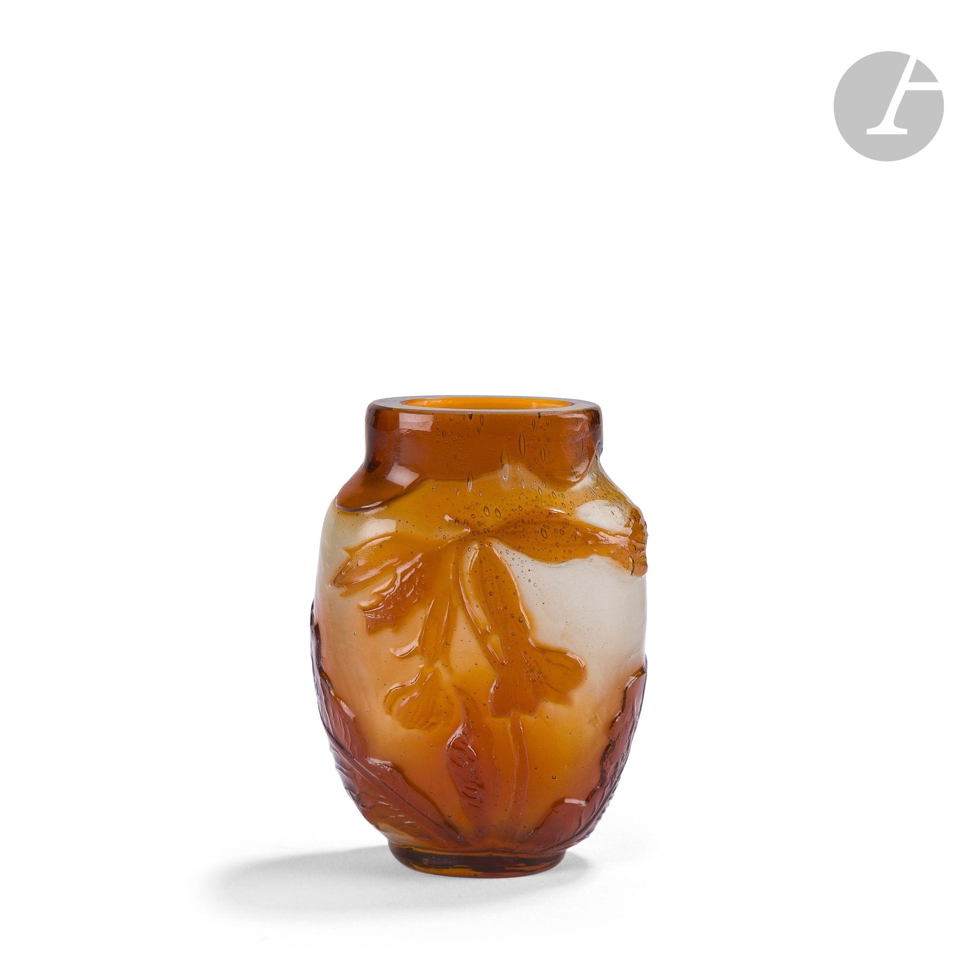 ÉMILE GALLÉ (1846-1904)
Virginia trumpets
Flat vase evocative of a Chinese snuffbox. Proof in multi-layered glass; the title decoration is acid-etched, amber-treated on a gray-white ground and fire-polished. Signed GALLÉ, acid-etched cameo in reserve. H.7,5cm