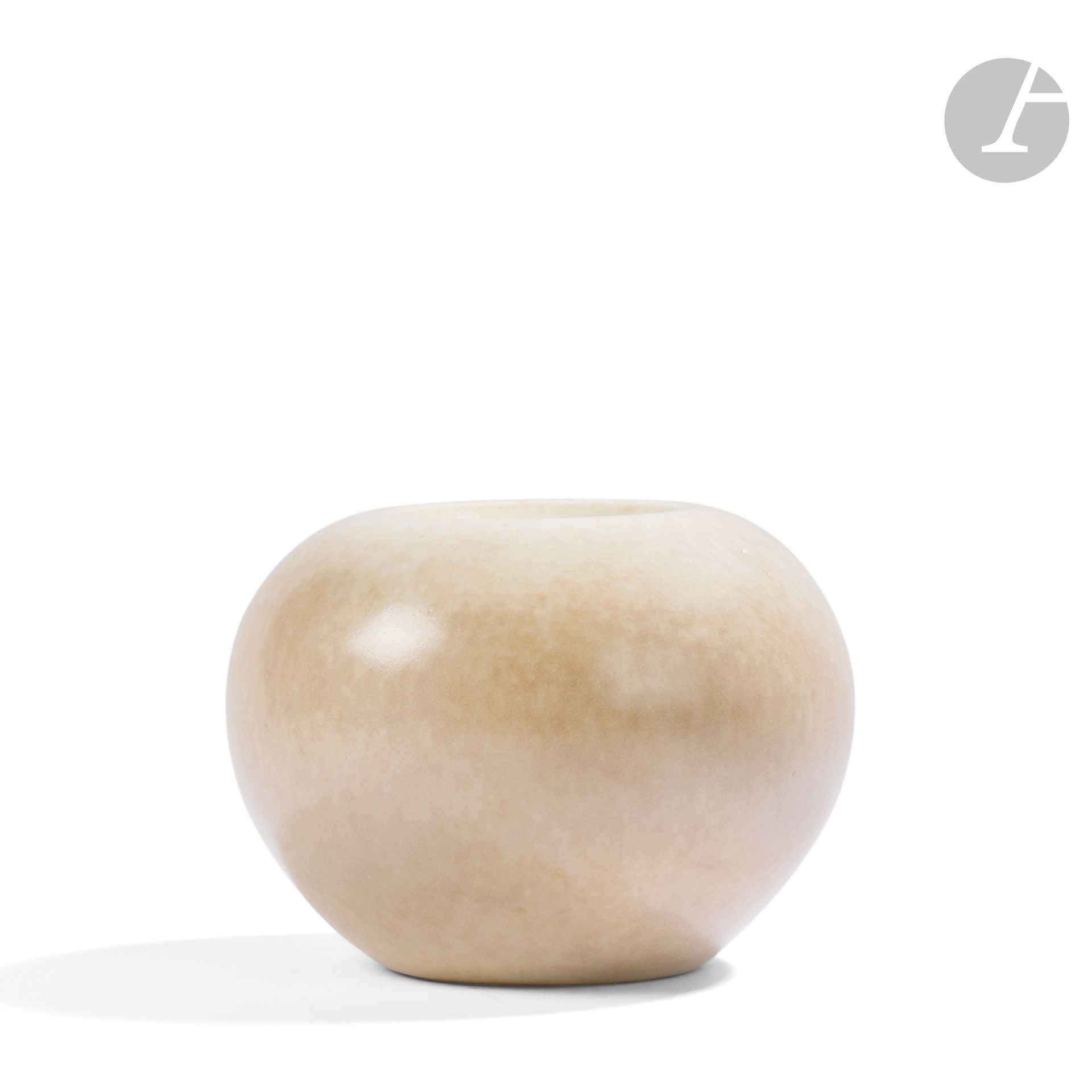 JEAN GIREL (NÉ EN 1947)
Sculpture à poser. Épreuve en porcelaine émaillée beige nuancé. Signée Jean GIREL sous la base. H.10,5cm – D.14cm