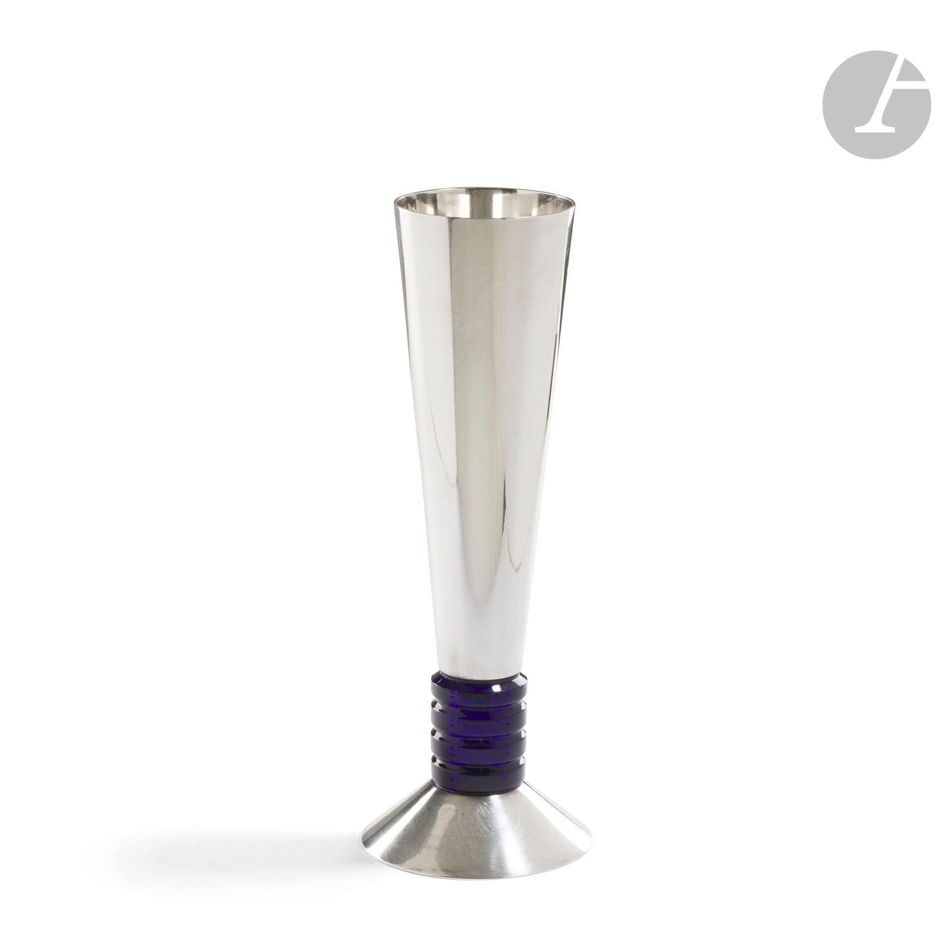 PUIFORCAT FRANCE
Horn vase with truncated cone base. Proof in silver-plated metal. Night-blue crystal ring. Marked PUIFORCAT France and stamped Master Goldsmith around the base. H.20cm